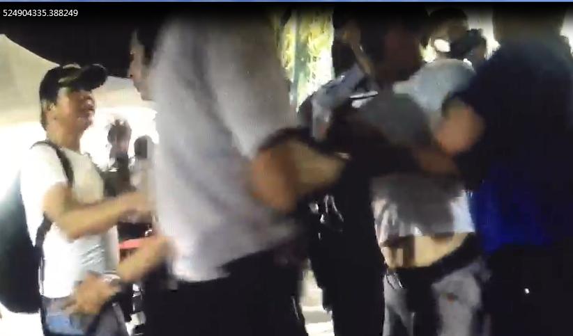 警方強勢逮捕滋事民眾。