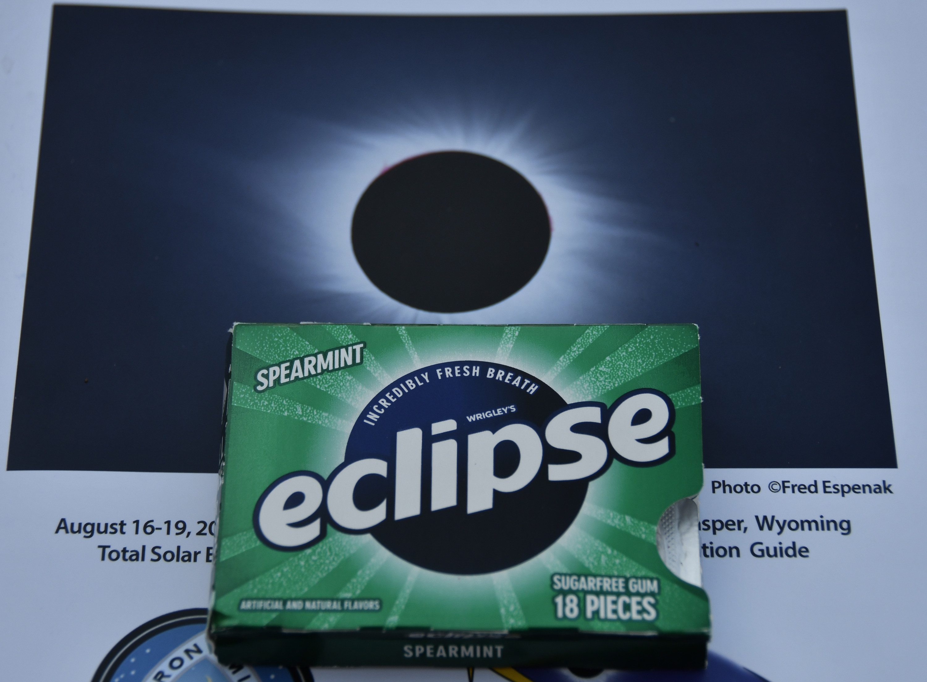 2017年8月19日，美國懷俄明州卡斯培，口香糖公司推出了「日全食特定」超清涼口味。估計將有超過十萬民眾聚集當地觀測日全食。