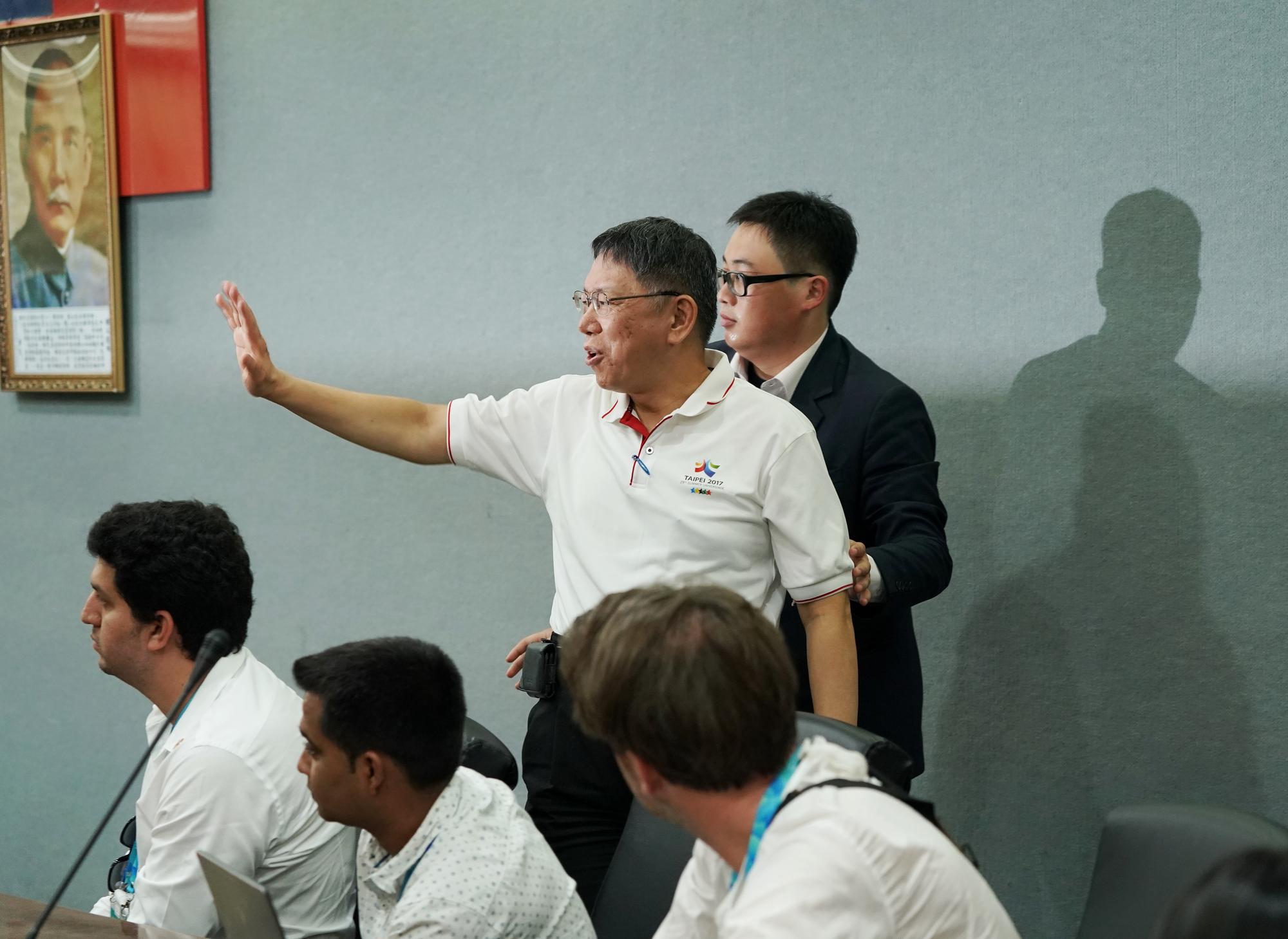 柯P飆罵反年改王八蛋,市府翻譯翻成雜種,外媒聽聞後也傻眼。