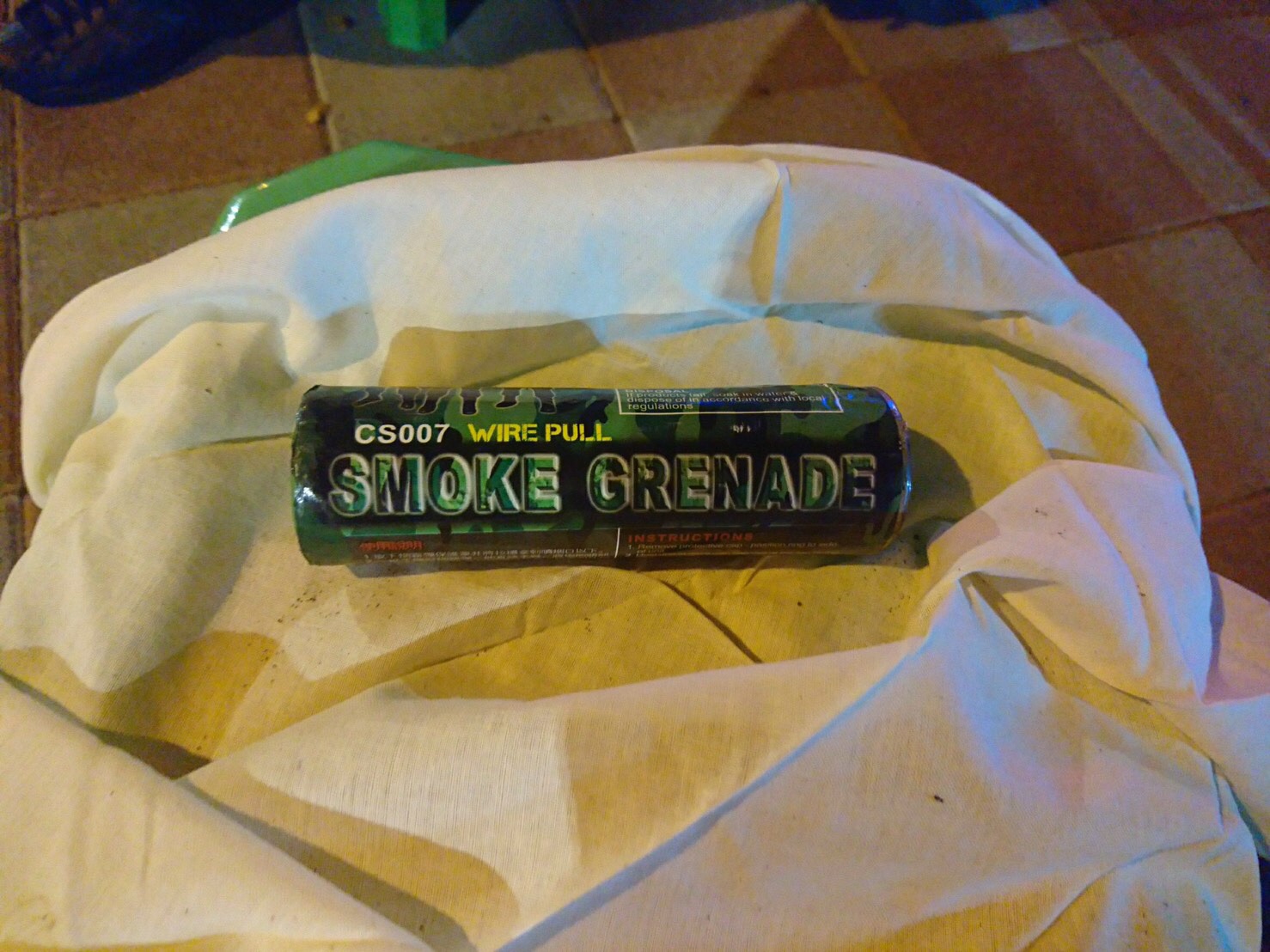 昨日打亂開幕進程的就是這支煙霧罐。