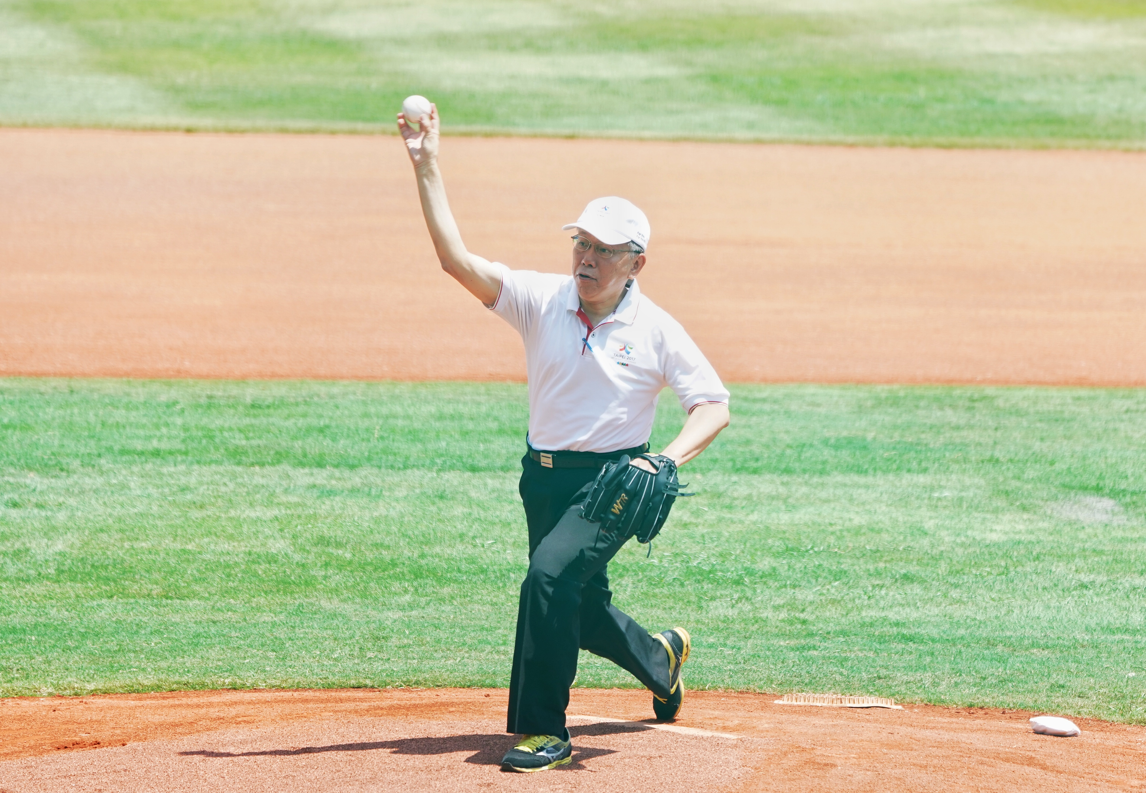 台北市長柯文哲到場主持開球。