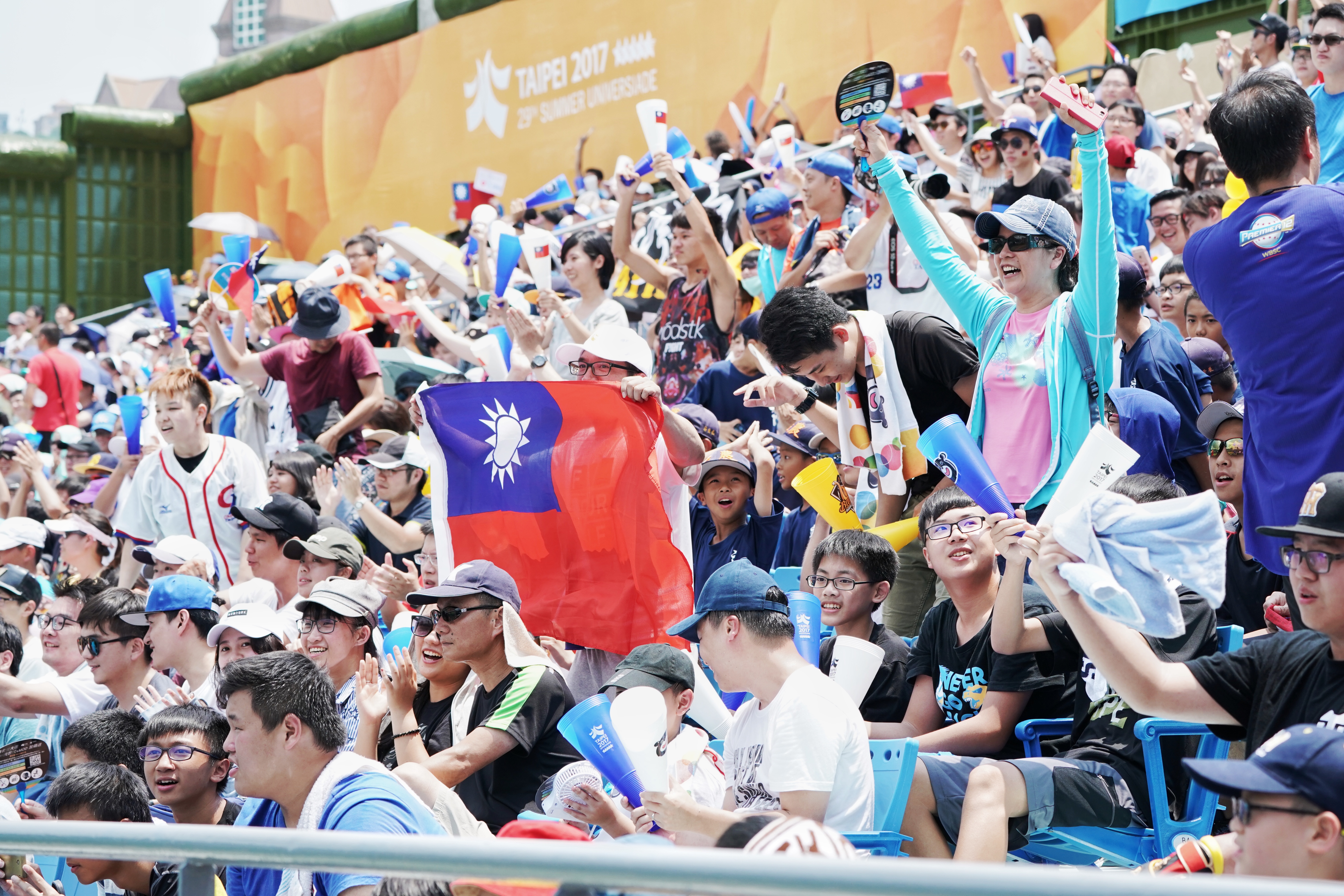 有民眾帶國旗到現場為中華隊加油。