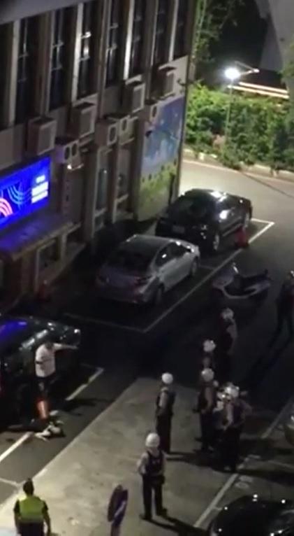 警方和吳嫌對峙近5分鐘,民眾質疑錯過陳女的黃金搶救時間。