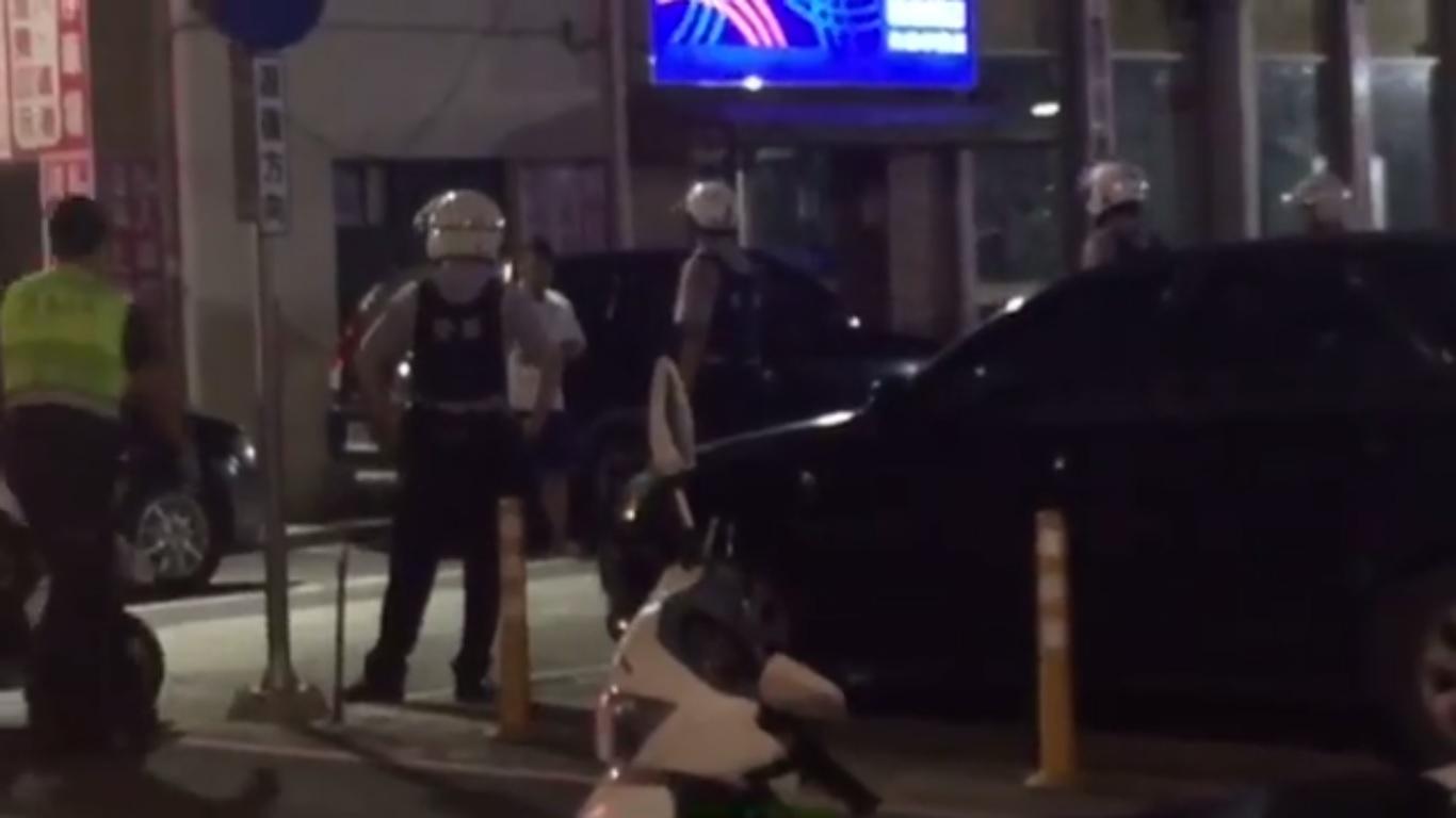 警嫌雙方對峙畫面被民眾拍下,警方遭質疑為何不開槍。