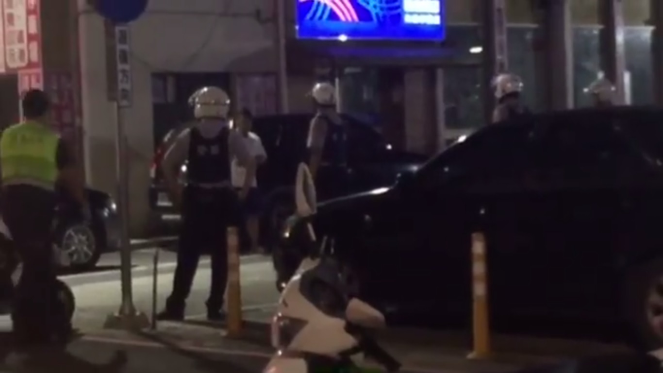 警嫌雙方對峙畫面被民眾拍下，警方遭質疑為何不開槍。