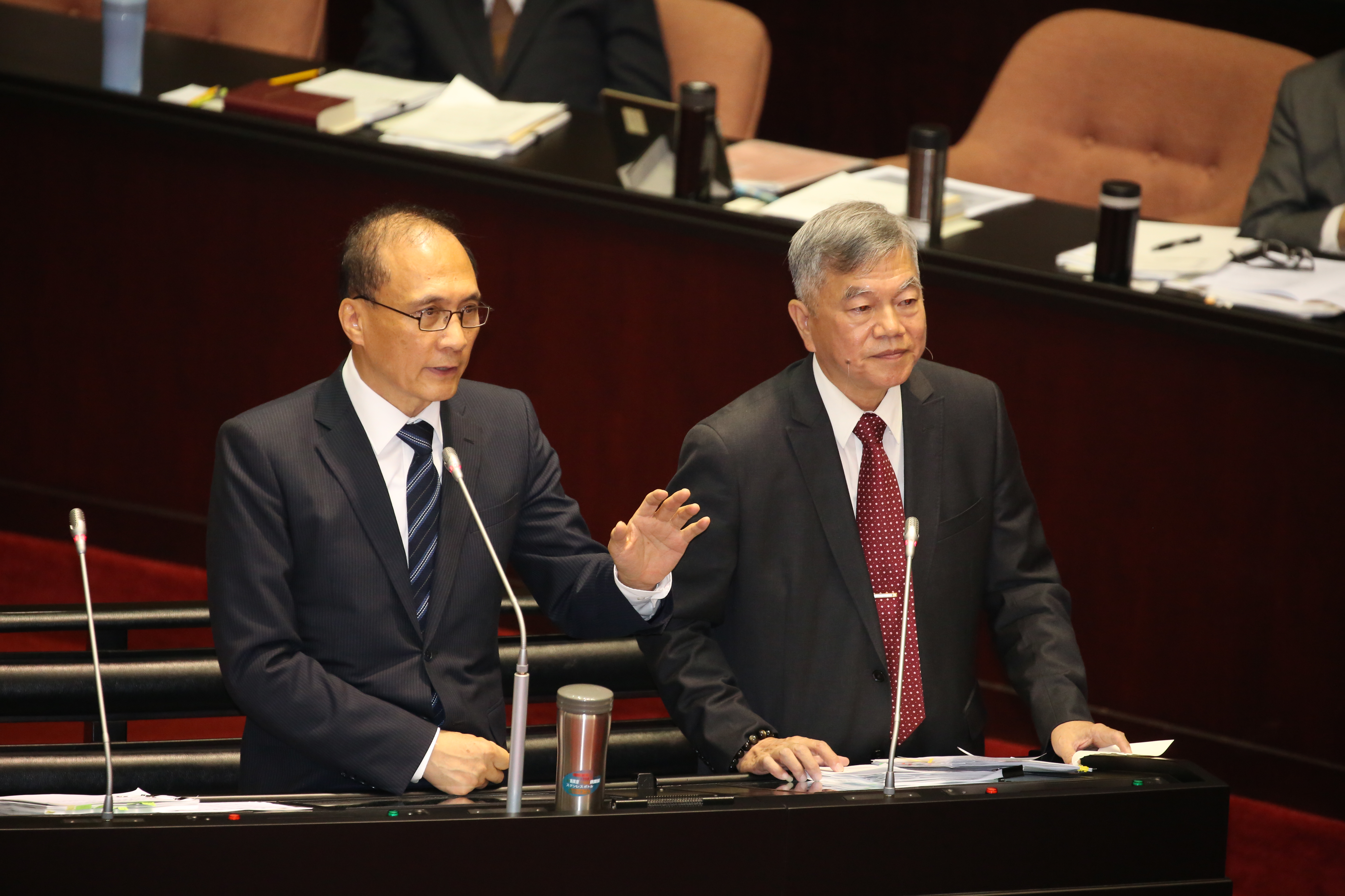 行政院長林全（左）、經濟部代理部長沈榮津接受立委質詢。