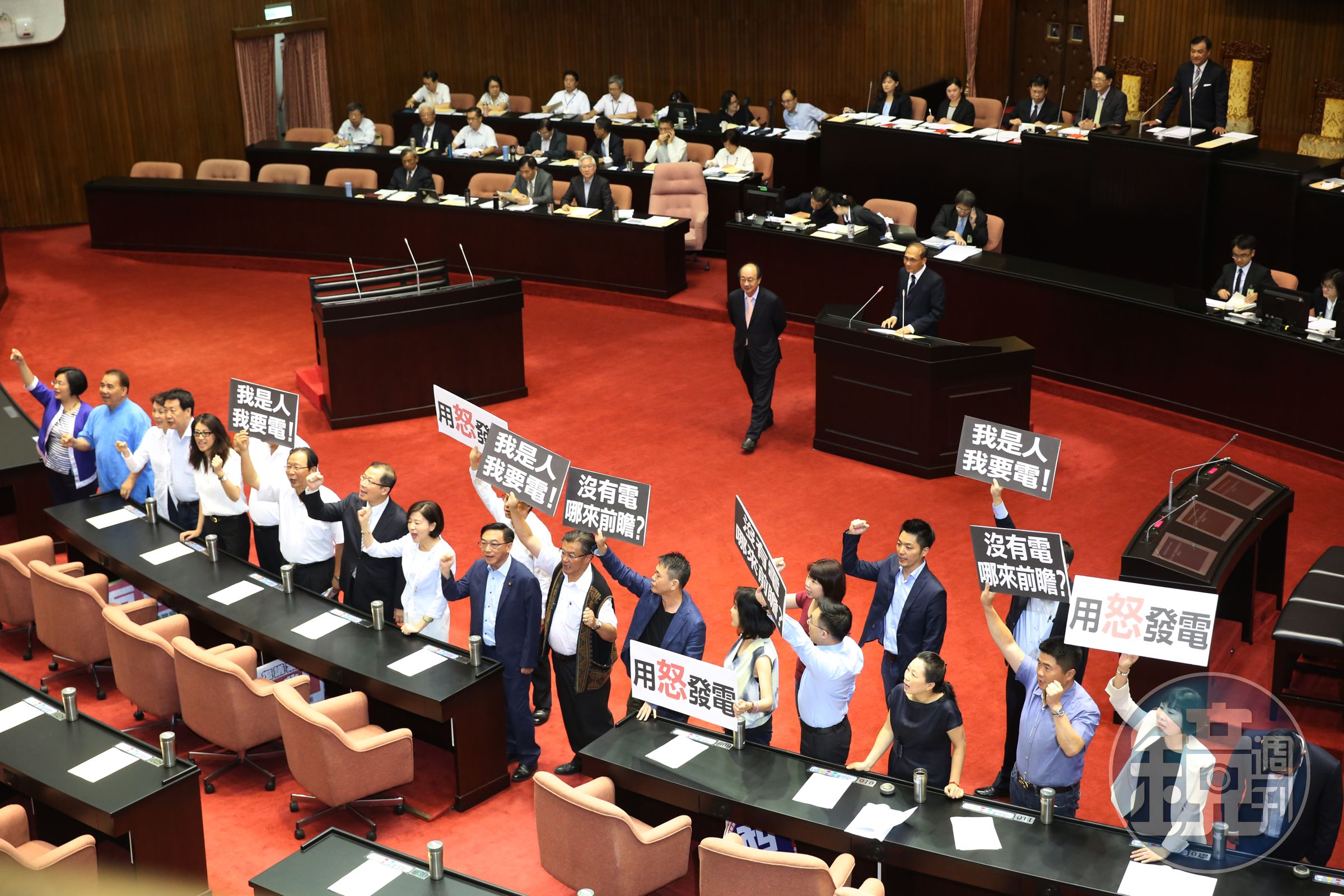 行政院長林全今赴立法院告815停電事件，國民黨立委在林報告時群起舉牌抗議。