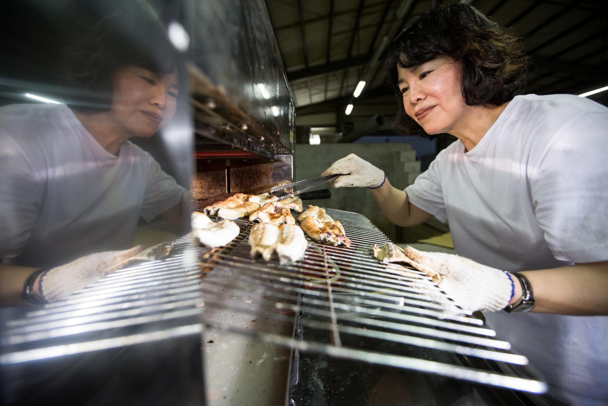 郭瓊英從事鰻魚貿易逾40年,曾到日本烤鰻店見習數月,徹底了解日本食用鰻魚文化與市場。
