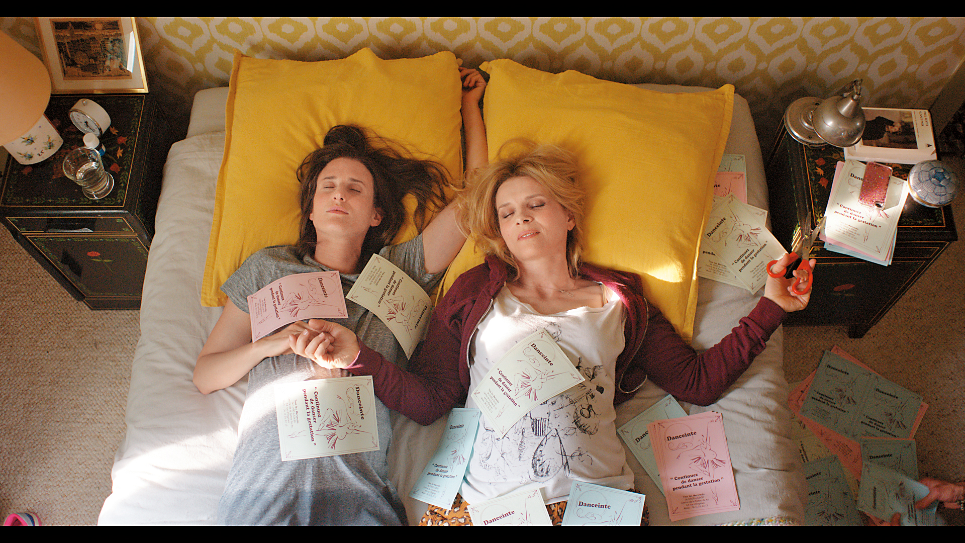 茱麗葉畢諾許（右）與卡蜜兒卡汀（左）扮演作風南轅北轍的母女，卻不約而同懷孕。