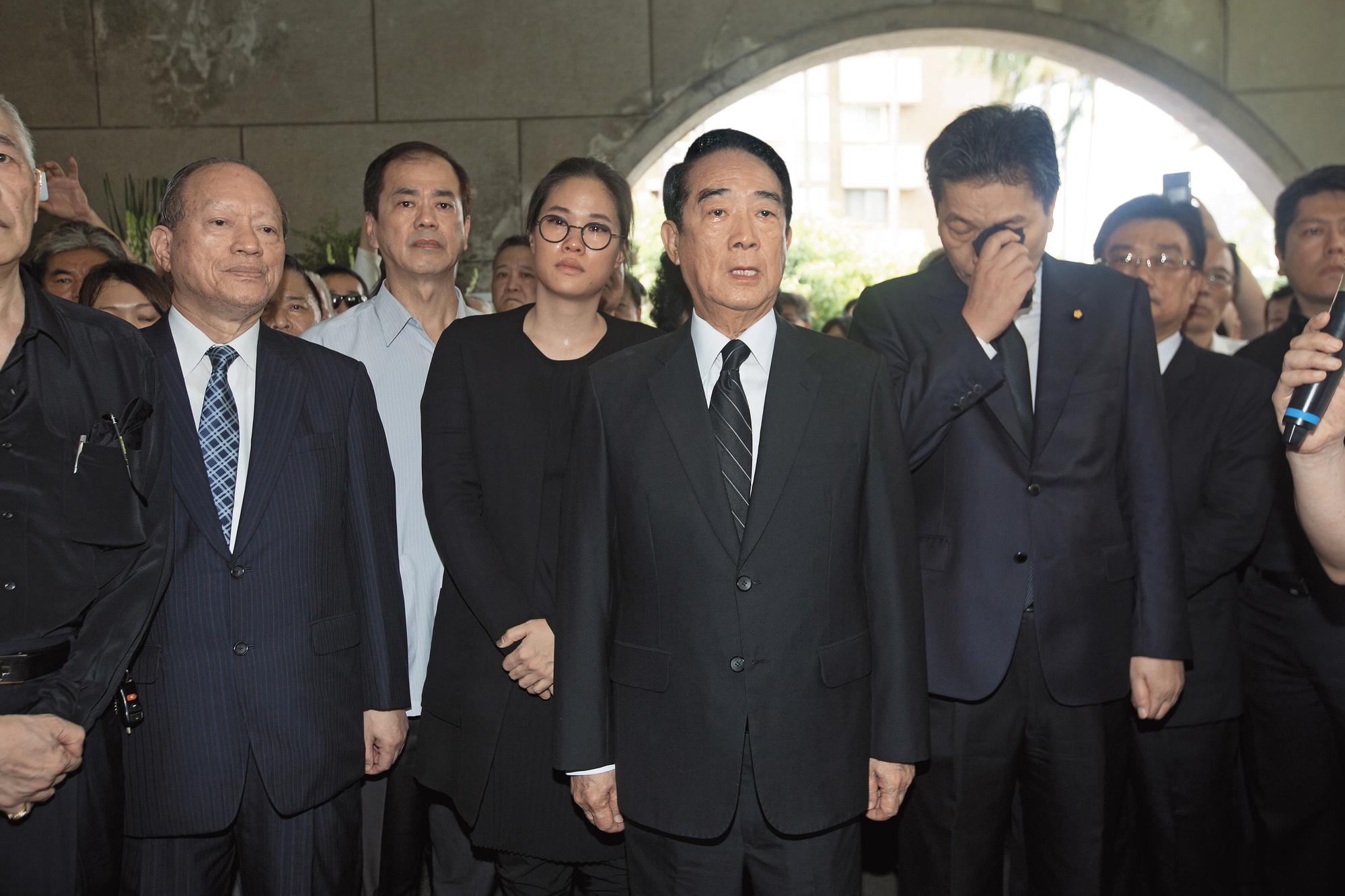 宋楚瑜(中)哭紅了雙眼送老戰友劉文雄最後一程。