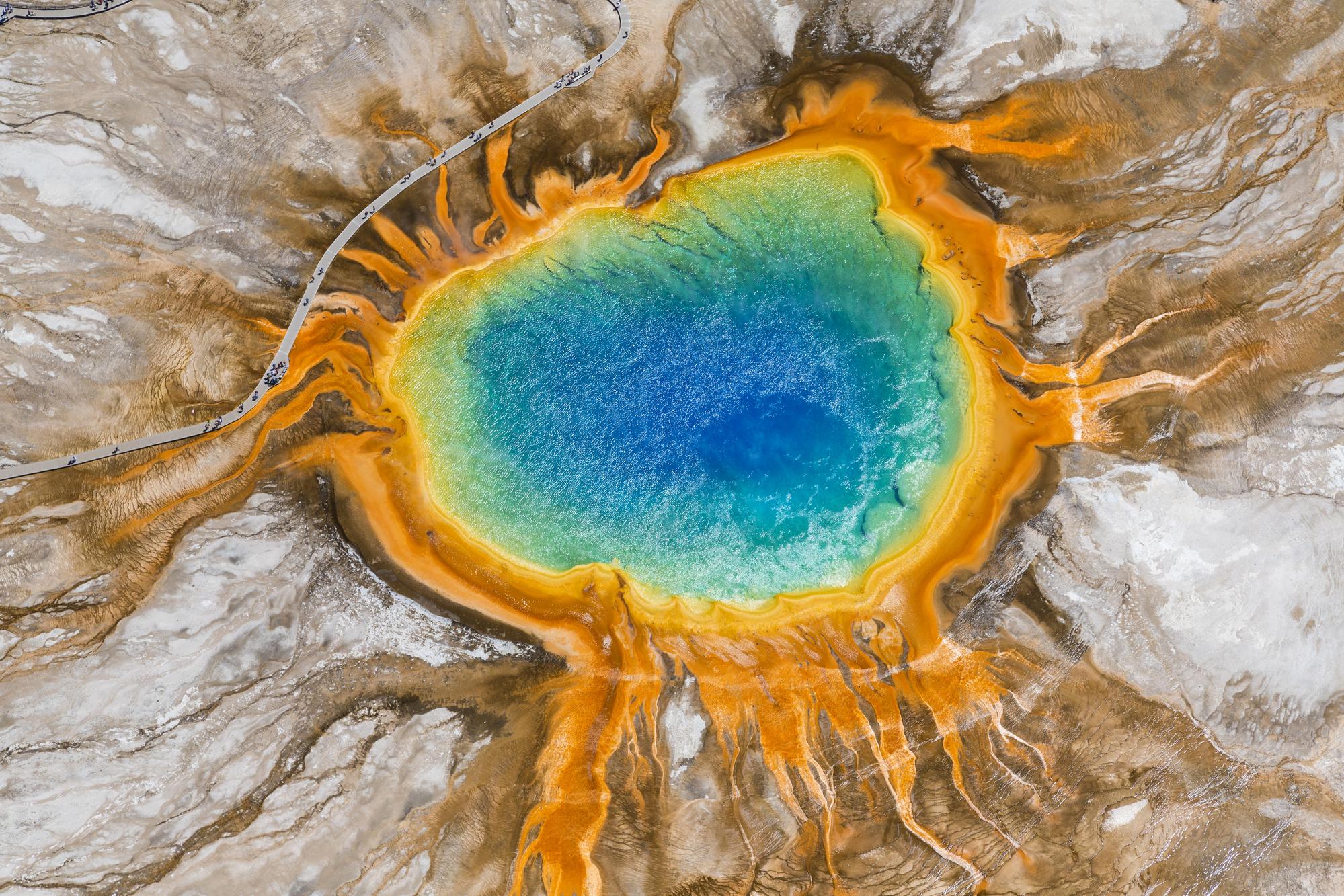 黃石公園著名的牽牛花池(Morning Glory Pool)溫泉。美國科學家發現,古代超級火山形成的湖泊沉積物可能是未來鋰礦開採的來源。(東方IC)