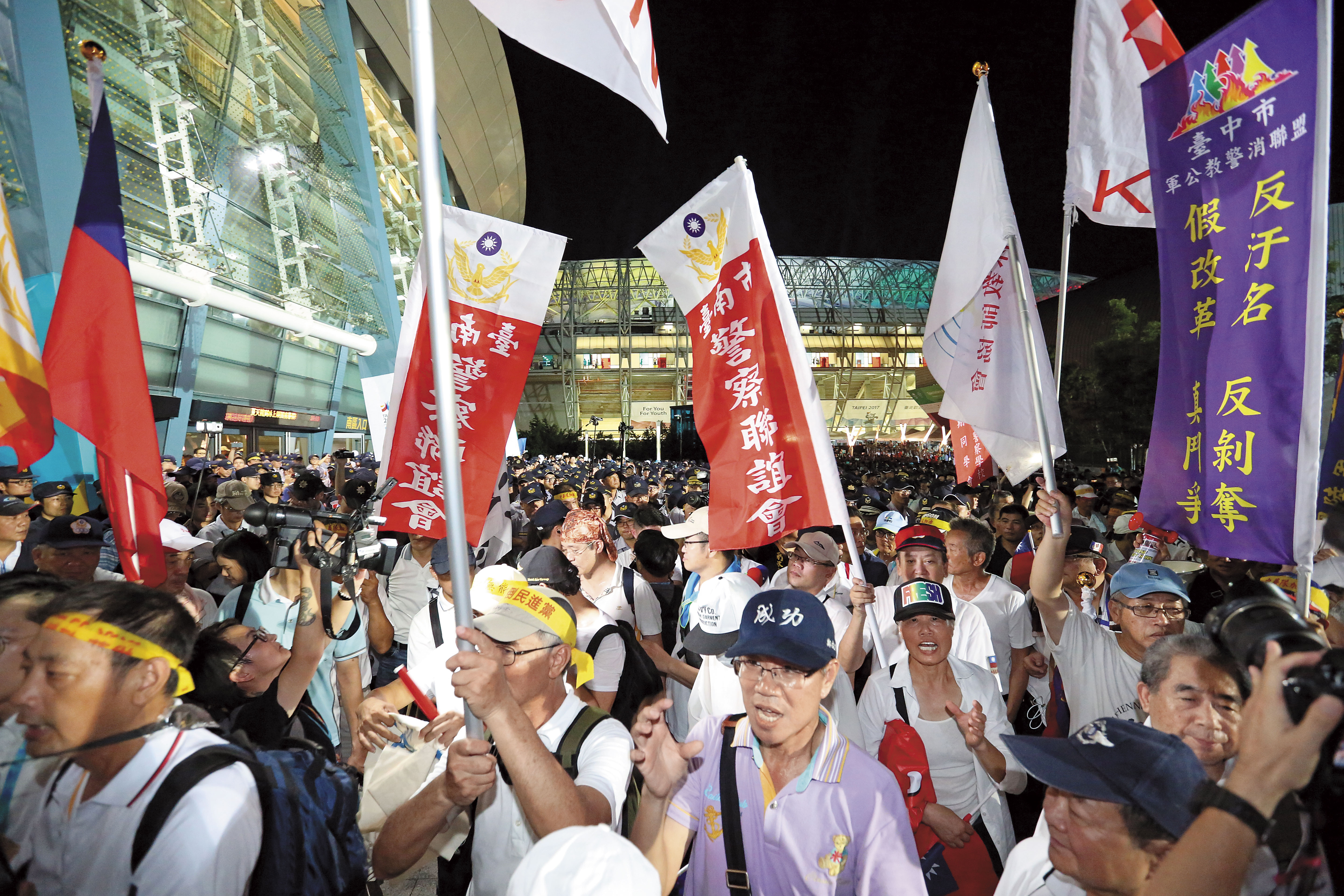 這次世大運開幕式遭抗議者滋事，再度彰顯警察執法氣虛。