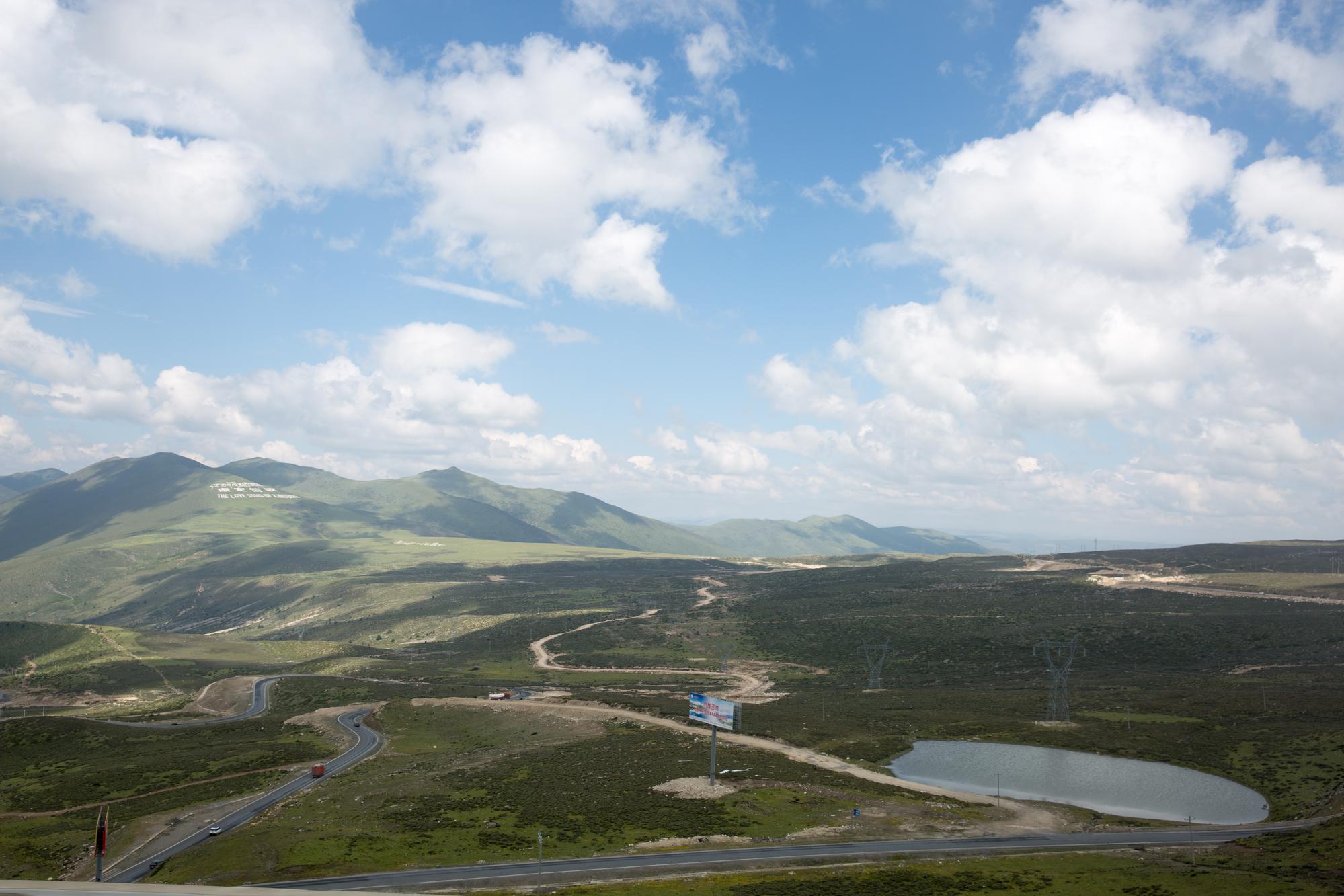 川西地區加速修築道路,過往坑坑疤疤的道路,現鋪上柏油,路面平整。