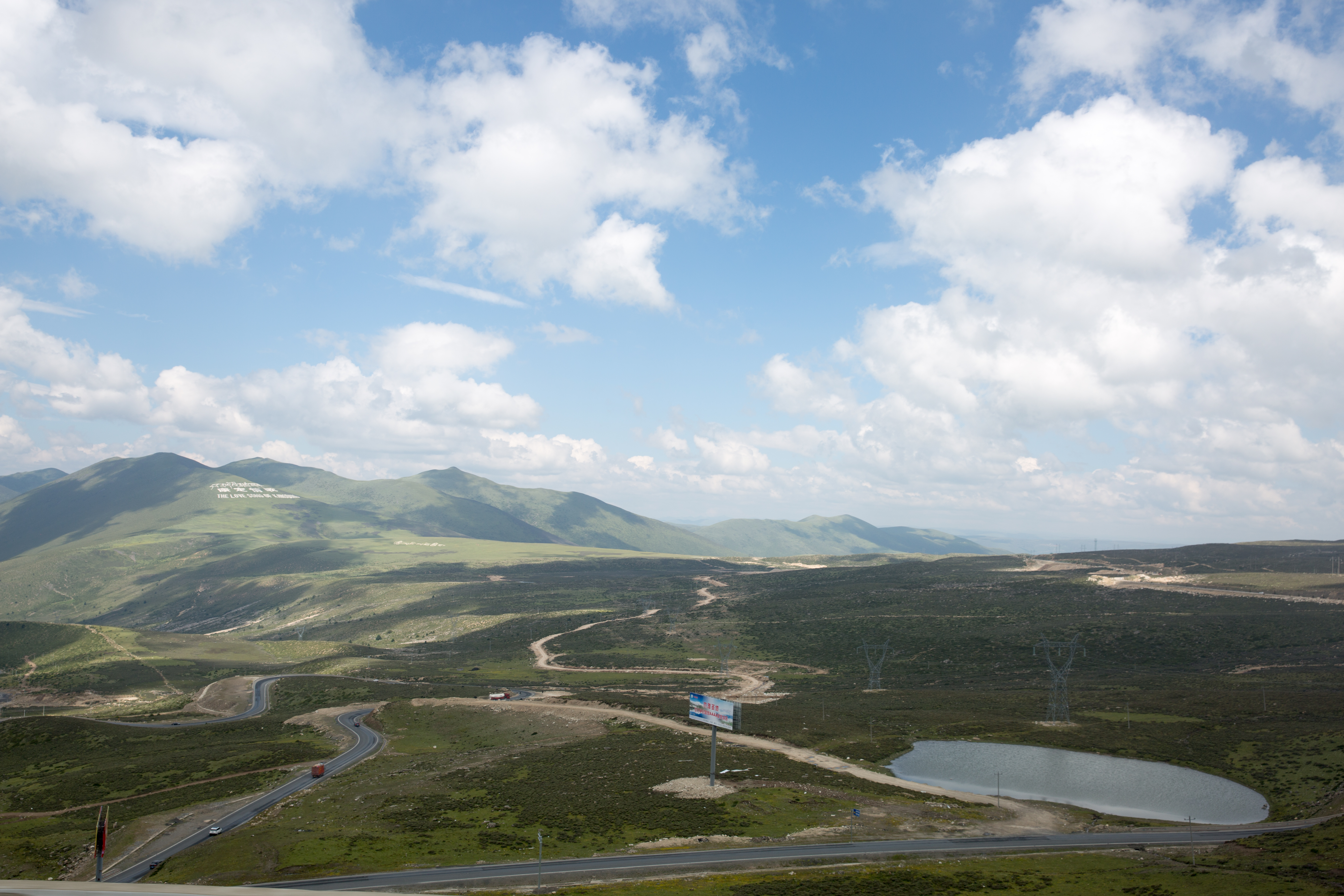 川西地區加速修築道路，過往坑坑疤疤的道路，現鋪上柏油，路面平整。