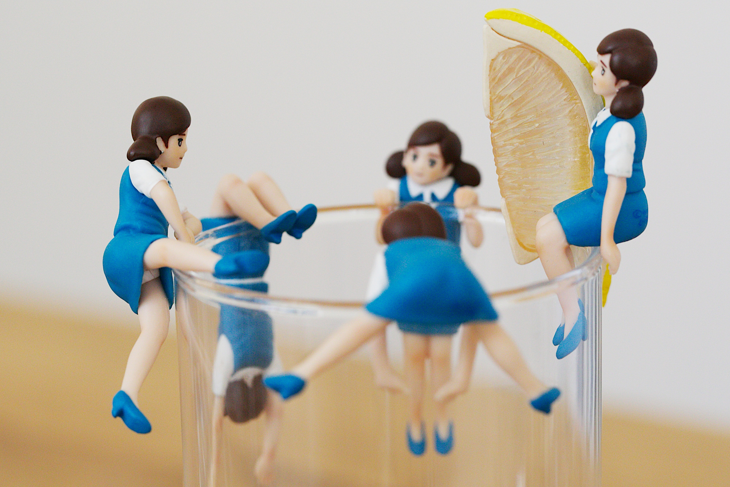 日本漫畫家田中克己與玩具公司奇譚俱樂部聯手打造的「杯緣子」扭蛋系列,五年來狂銷兩千萬個, 辦公室OL「杯緣子」小姐,在杯緣展現各式高難度攀爬動作,還不時底褲走光,暗喻職場求生不易,療癒不少上班族的心。(東方IC)