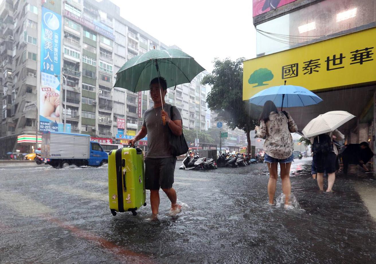 不只颱風，現在連豪大雨都變「雨彈」狂炸，造成全台各地大淹水。