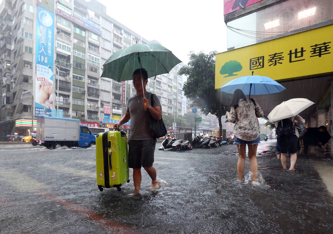不只颱風，現在連豪大雨都變「雨彈」狂炸，造成全台各地大淹水。