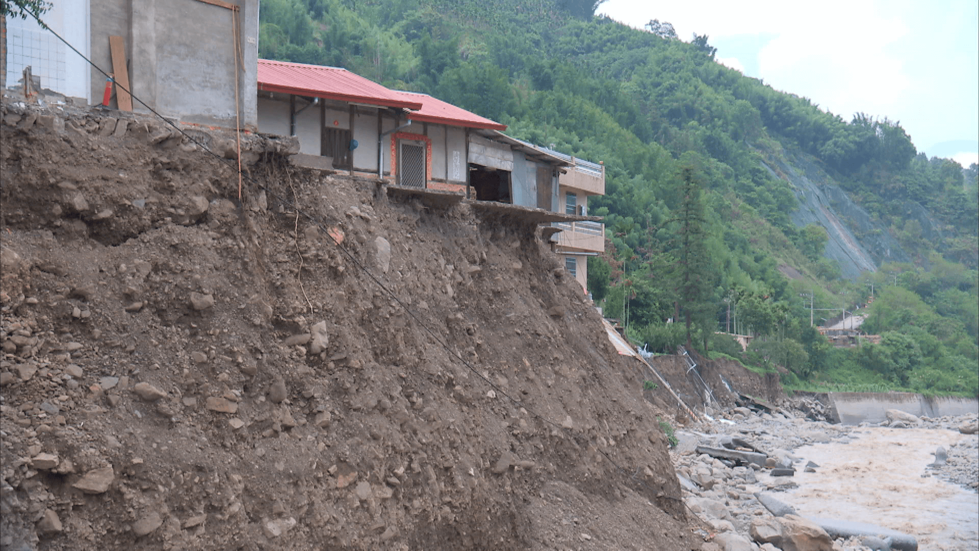 全球氣候變遷，光是一場豪大雨所下的驚人雨量，就足以讓房子產生危險性。（翻攝自公視我們的島）