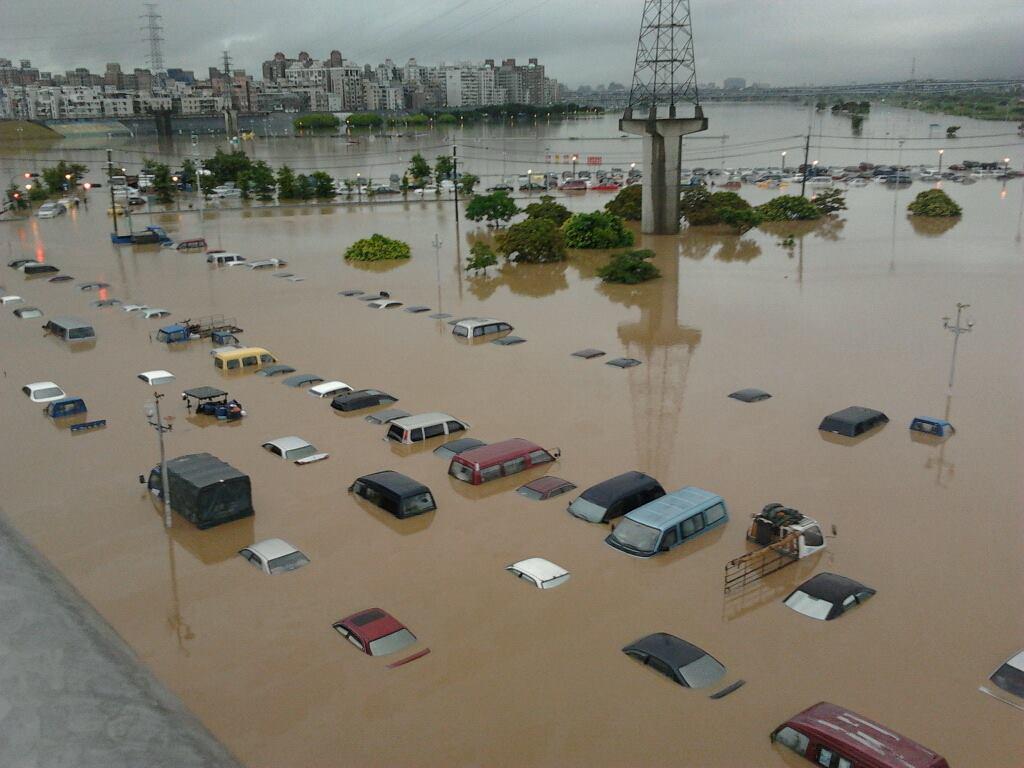 颱風豪雨都可能讓車子、房子這兩大資產蒙受重大損失。（翻攝自小老婆汽車網）