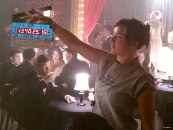 27歲的女攝影助理莎拉瓊斯，因火車意外致死震驚業界。