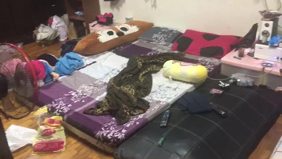 經紀公司租一層民宅容留未成年少女,房間內雜亂簡陋。