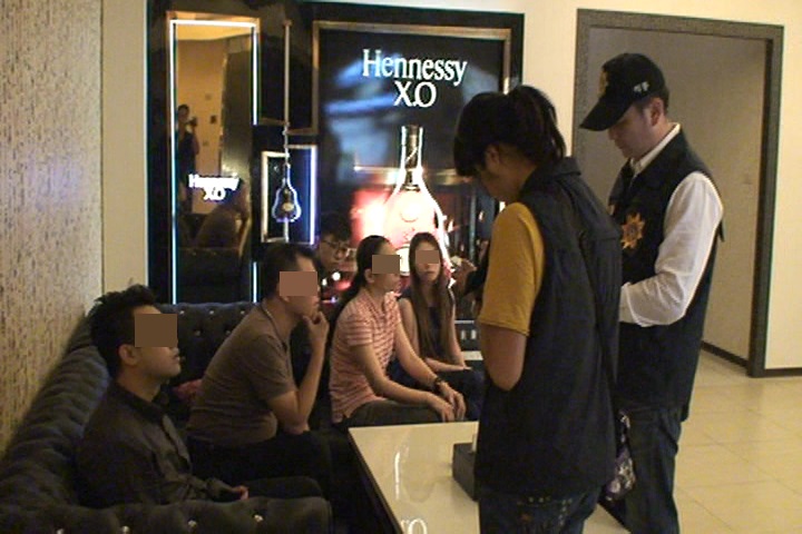 警方查扣經紀公司應徵未成年少女坐檯履歷，幾乎都只有16或17歲國中畢業的少女。