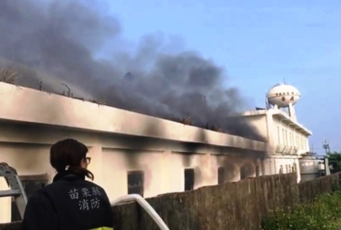 佔地500坪的廠房被烈焰包圍，消防人員強力灌救。