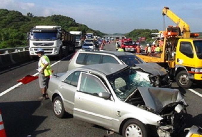 2車連續追撞,造成4人輕重傷,國道三號回堵塞車1個多小時。