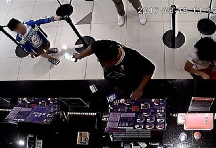 曾男因稚子無法入場觀賞影片,憤而擲收銀盤攻擊售票員