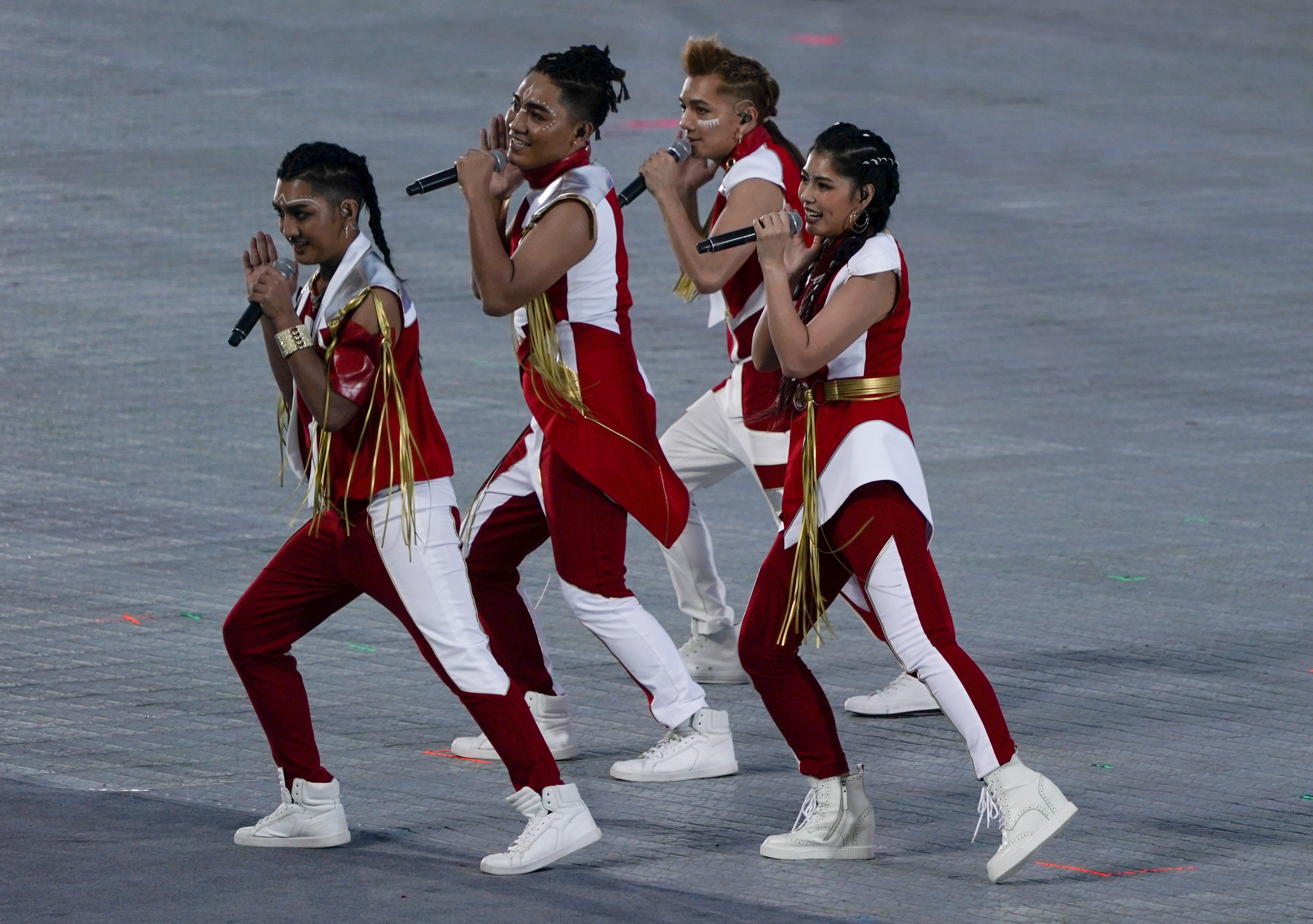 舞炯恩（左一）在世大運開幕式，演唱世大運主題曲。