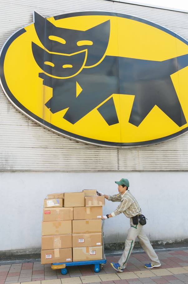 黑貓宅急便的黑黃相間商標，母貓叼著小貓，象徵著對客戶無微不至的細緻服務，卻讓送貨員有苦說不出。（東方IC）