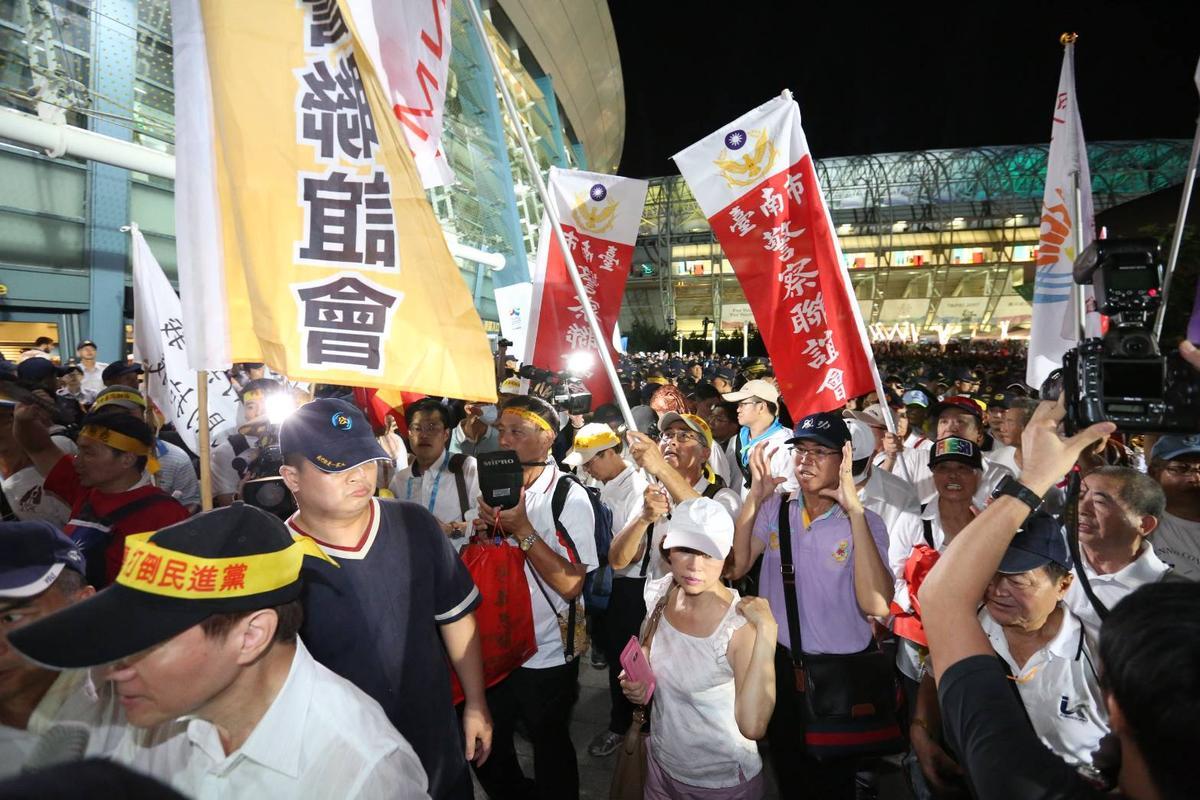 世大運19日在小巨蛋舉行開幕式，反年改團體在選手入口阻擋進場。