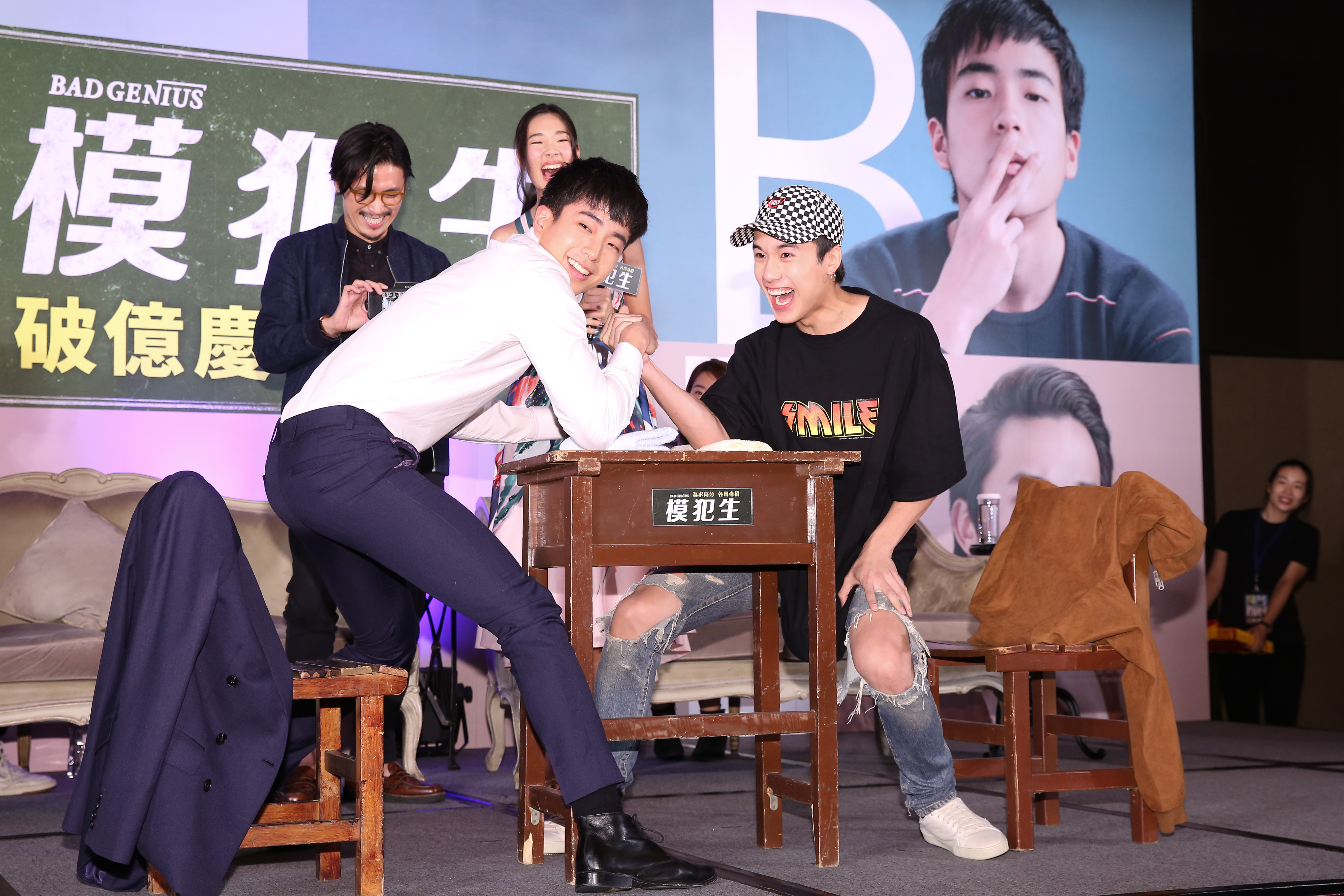 查農與James現場比起腕力，瘦瘦的James在力氣上完全不是查農的對手。