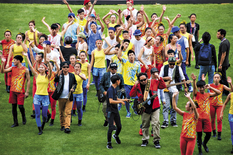 王婕二年前與同學代表台灣到韓國參加世大運迎旗表演活動。（讀者提供）