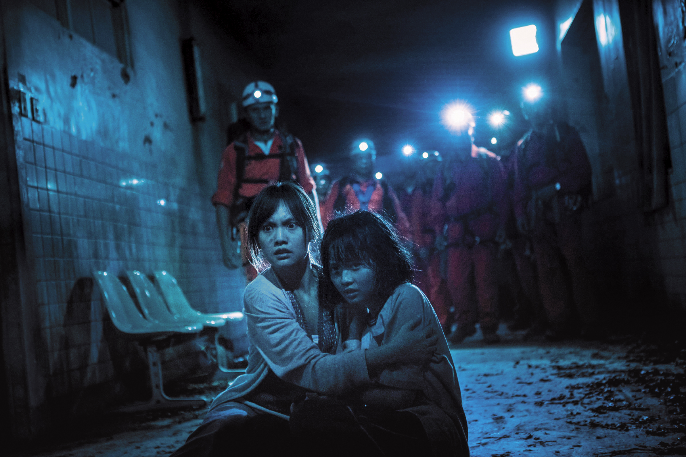 楊丞琳（左）為了尋找女兒詹宛儒，深入荒廢的醫院，美術組在場景陳設上花力氣做舊做髒。（威視提供）