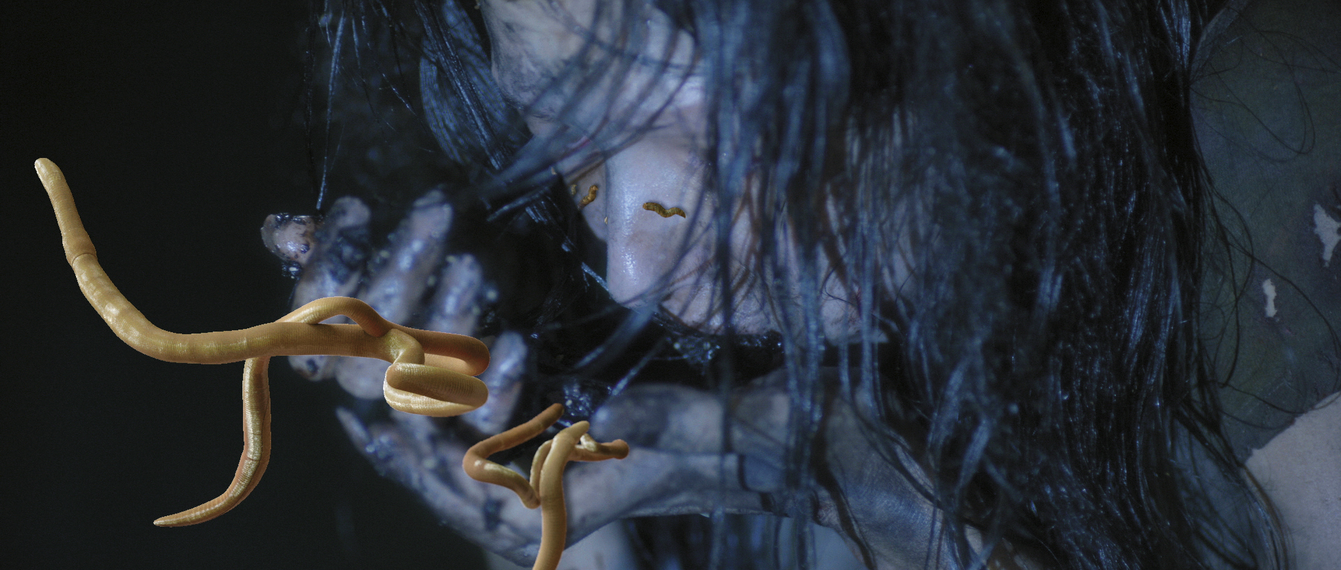 許瑋甯在《紅衣小女孩2》中吃蟲的畫面，透過由上而下不同的特效步驟，逼真呈現。（兔將創意影業提供）