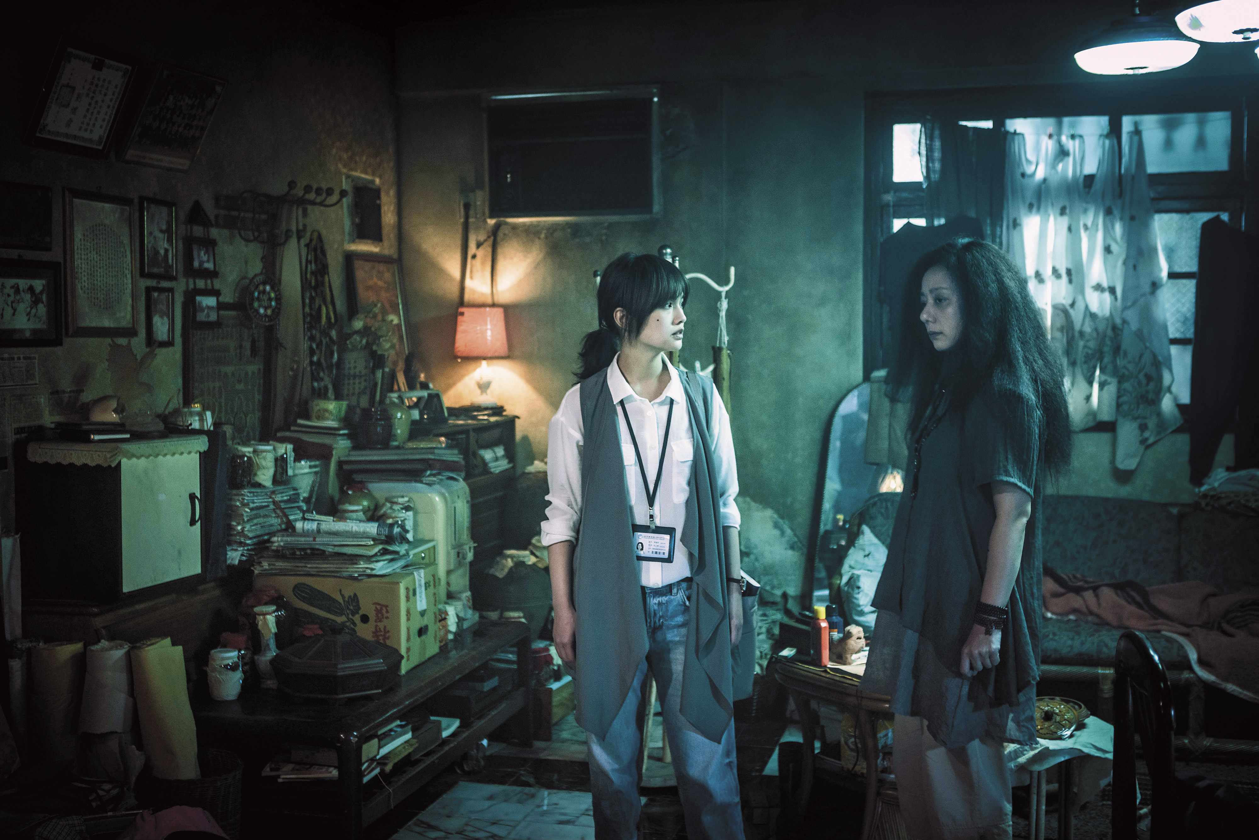 高慧君（右）和楊丞琳對戲的場景佈置與動線都符合「鬼屋」的要求。（威視提供）