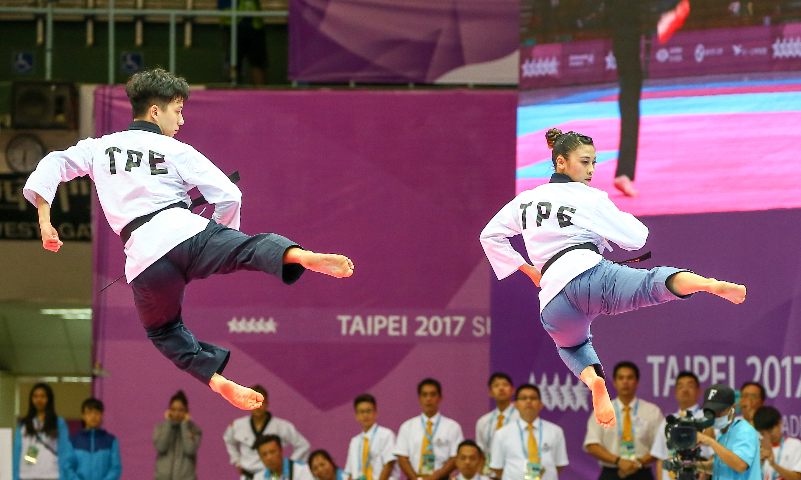 中華隊拳道品勢混雙李晟綱（左）及蘇佳恩（右）在決賽默契十足。