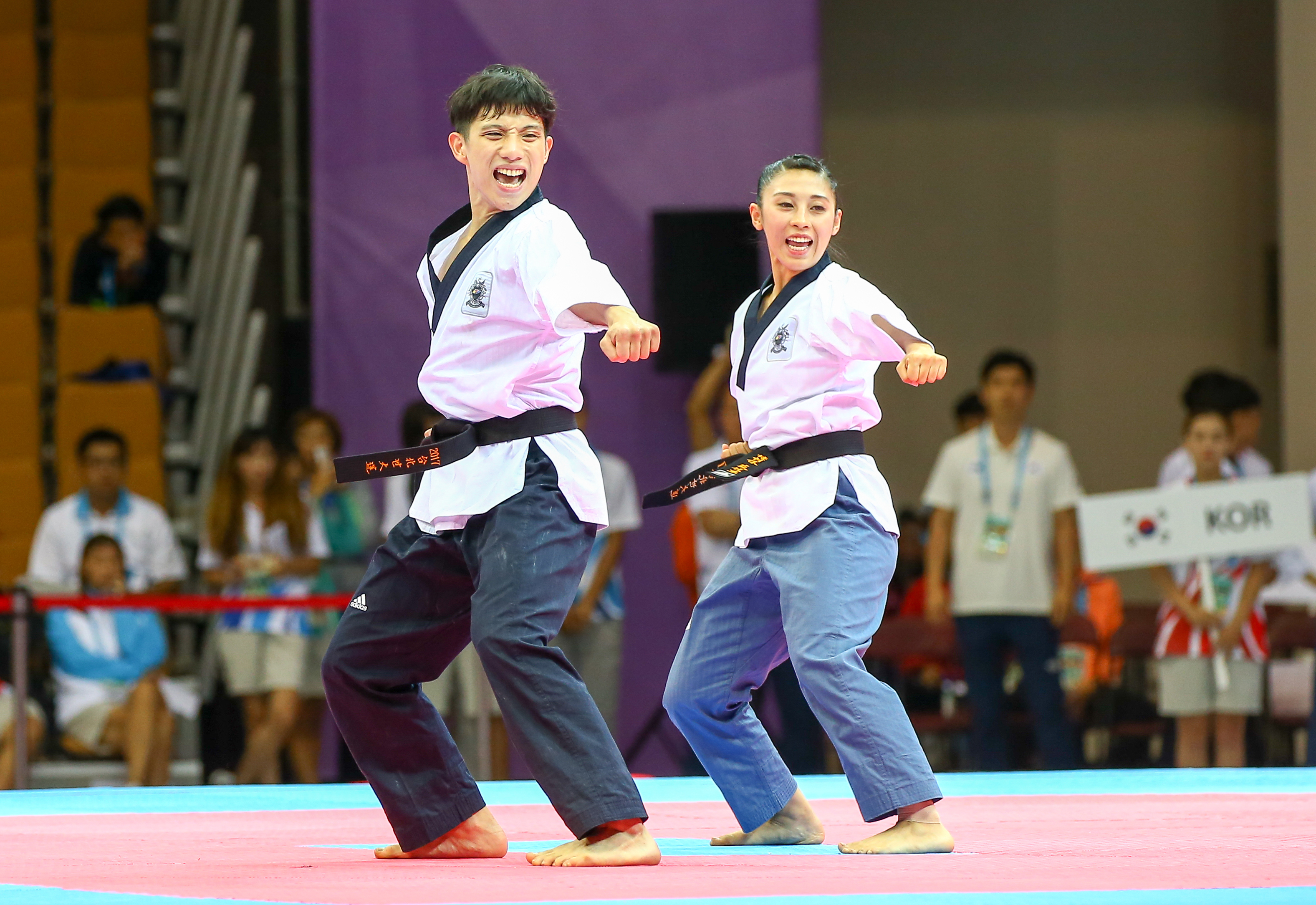 中華隊拳道品勢混雙李晟綱（左）及蘇佳恩（右）在決賽表現完美。