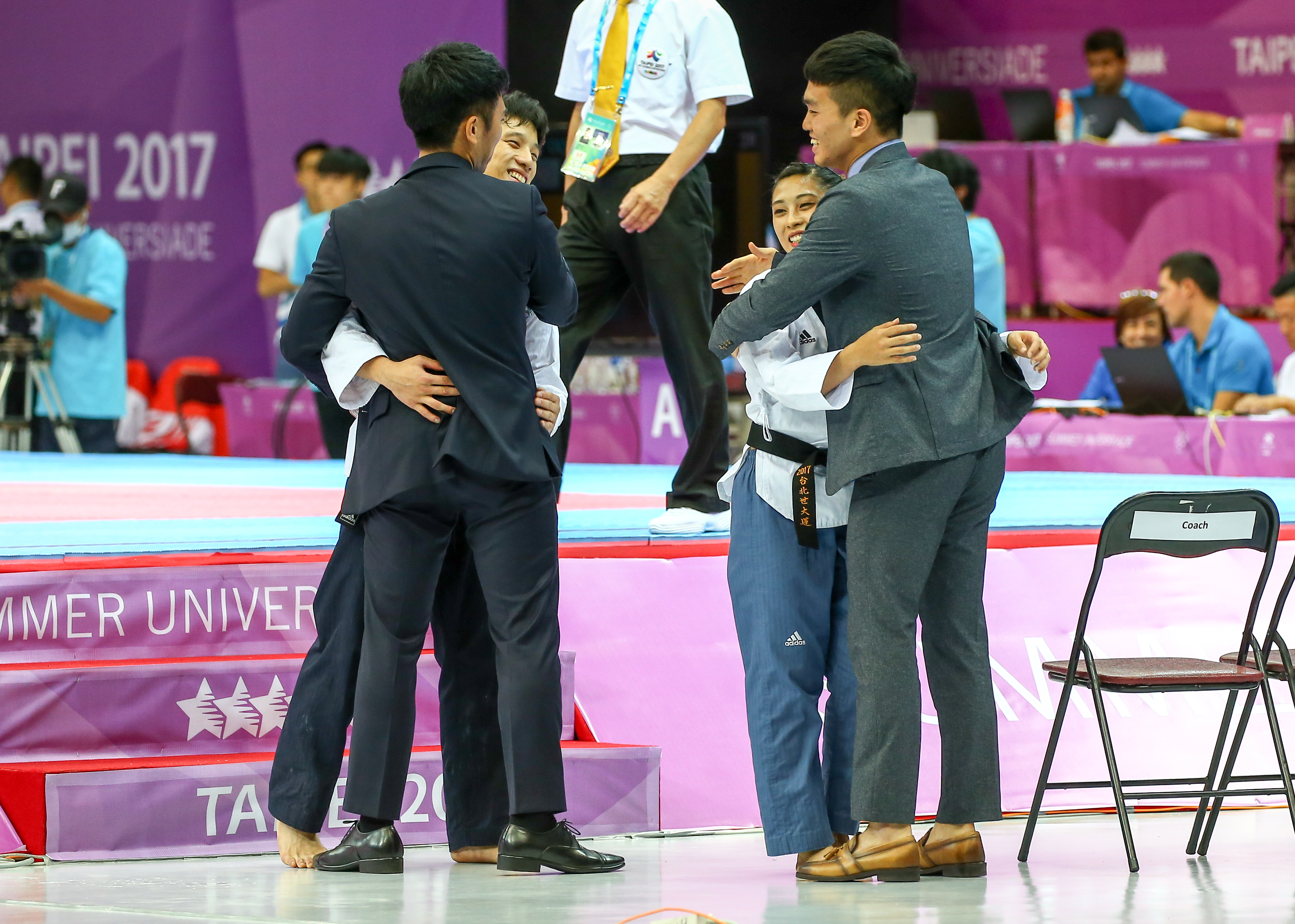蘇佳恩（右二）及李晟綱（左二）在決賽表現優異，賽後兩人擁抱教練。