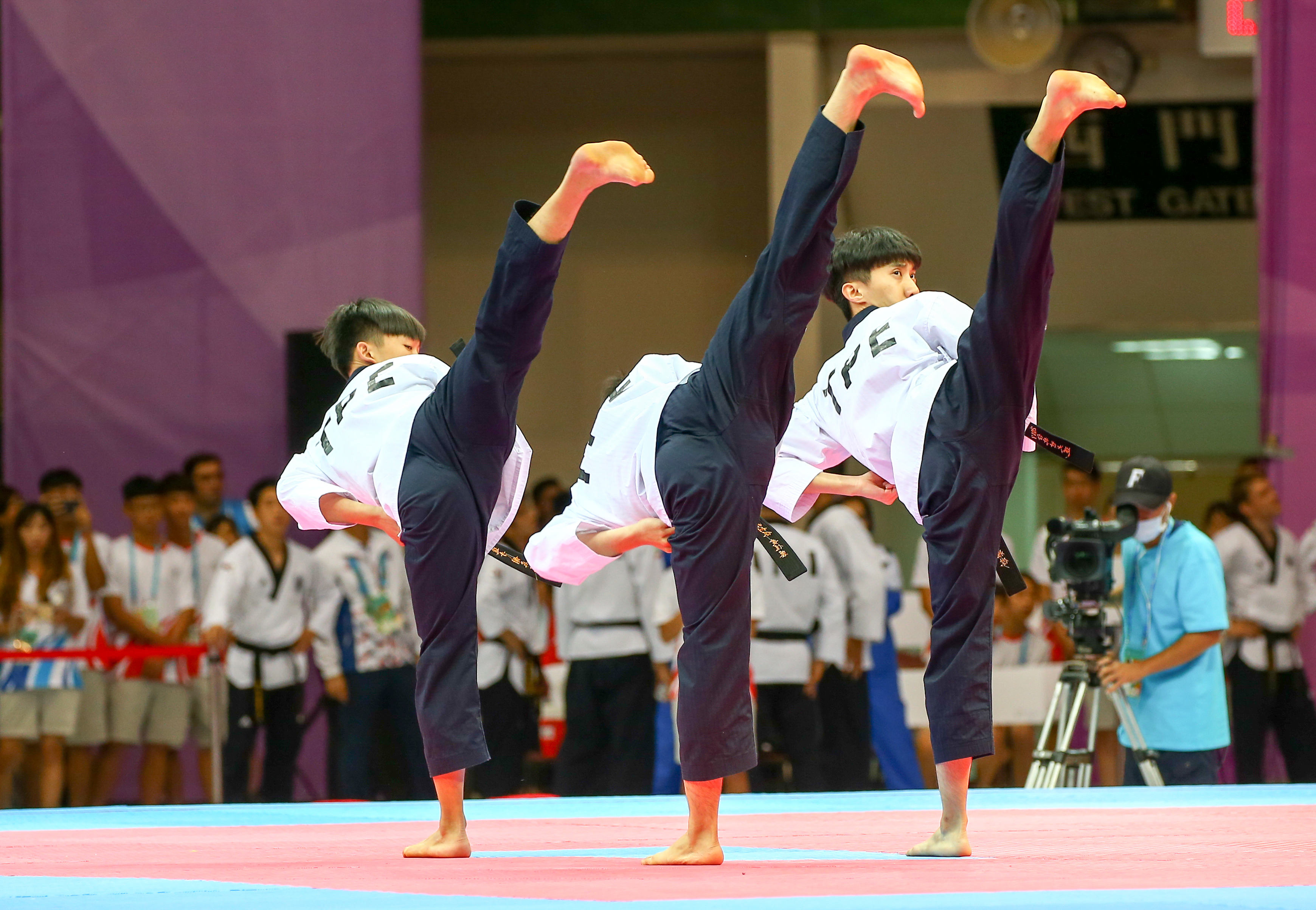 跆拳道品勢男子團體賽，中華隊謝名揚／黃佳蓉／張惟傑獲得亞軍，抱回銀牌。