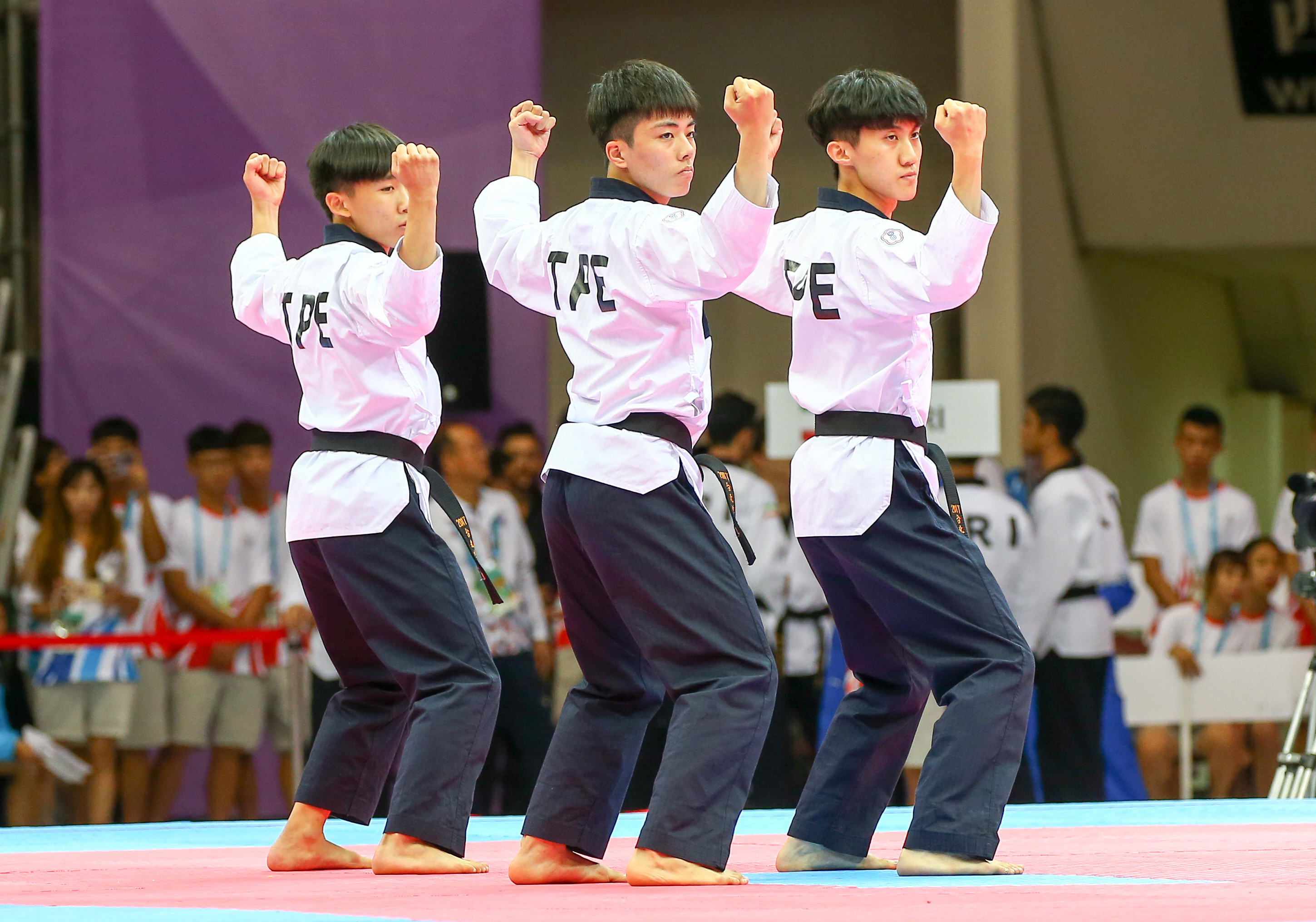 世大運跆拳道品勢男子團體賽中華隊謝名揚（左起）、黃佳蓉及張惟傑。