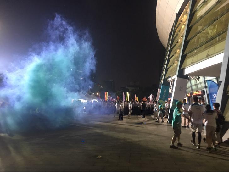 19日晚間有人從陳抗人群後方投擲煙霧彈擾亂世大運開幕式，台北市刑大稱已掌握嫌犯。