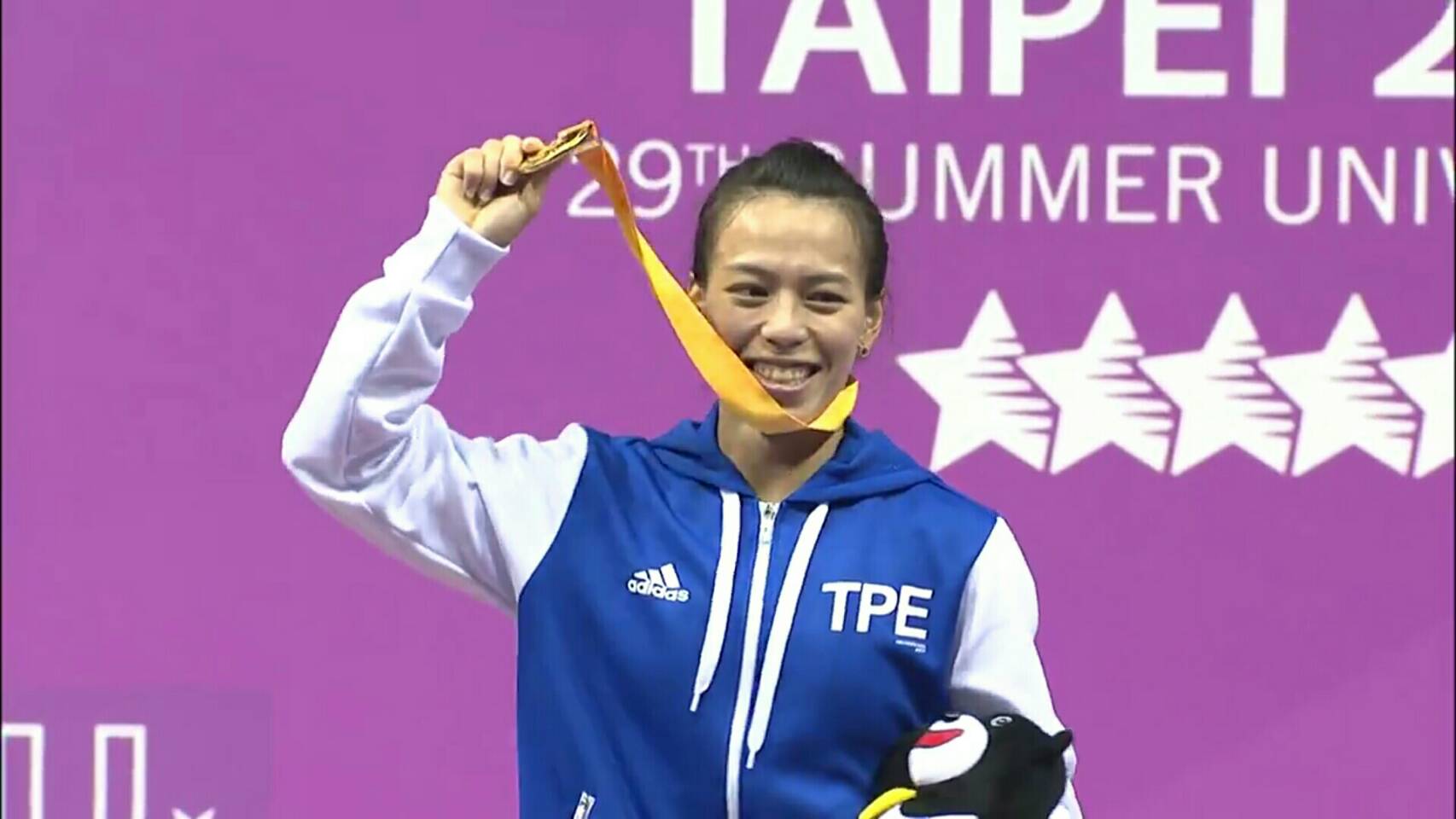我國舉重好手郭婞淳，以總和成績249公斤傲視群芳，拿下金牌。