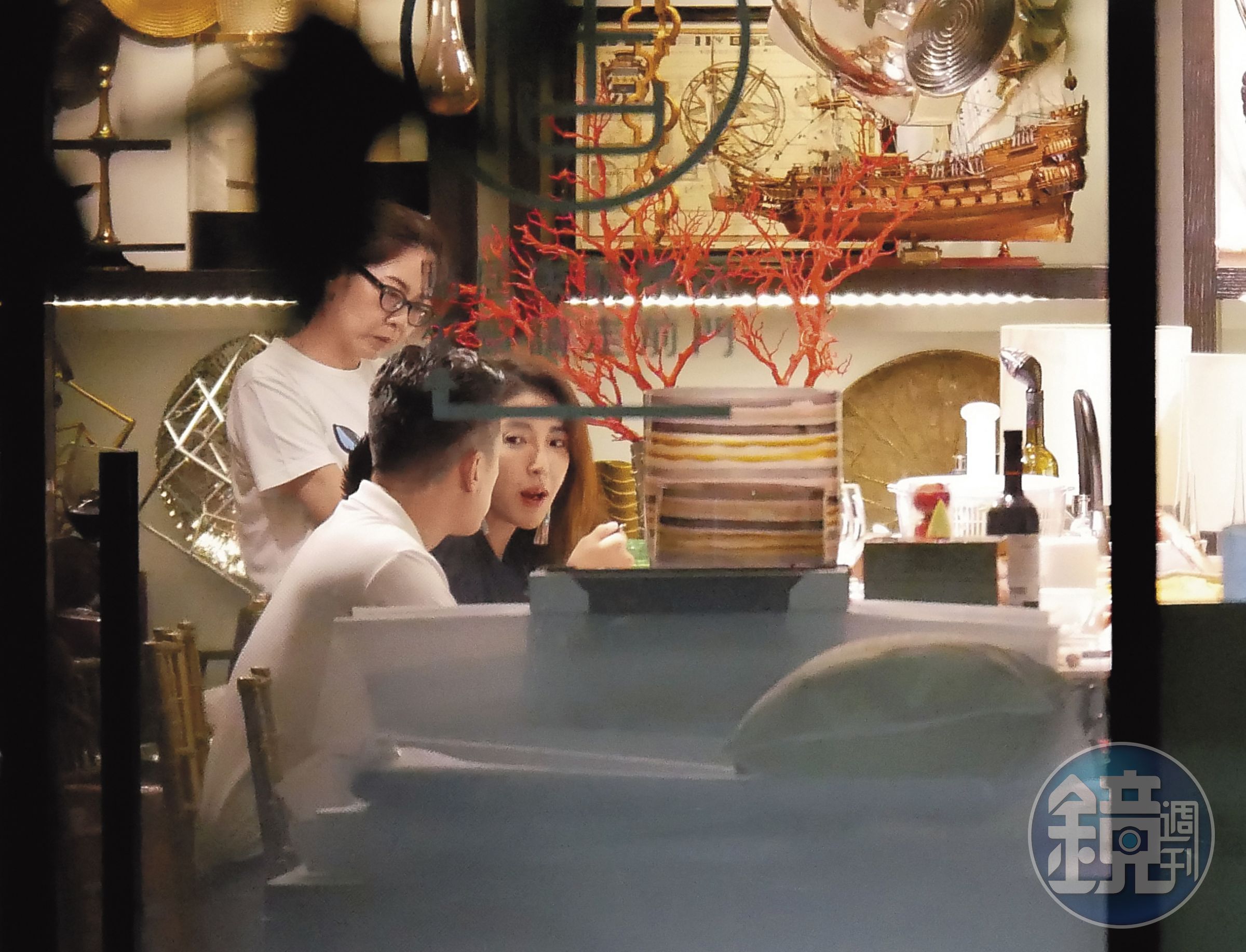 8月16日，21：47，楊謹華（右）帶著男友Ben（左）跟友人聚餐，Ben相當融入聚會，可見跟女方友人也混得頗熟。據傳兩人明年6月前結婚。