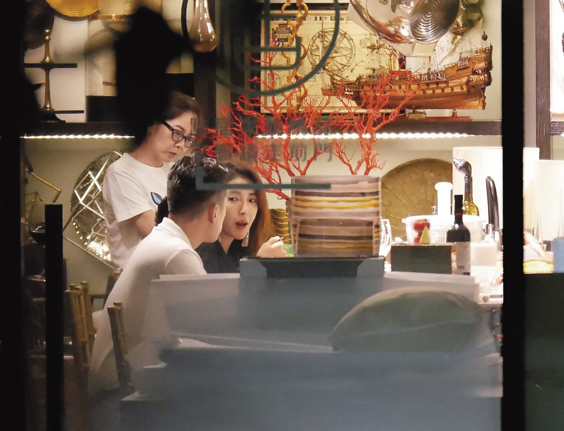 8月16日，21：47，楊謹華（右）帶著男友Ben（左）跟友人聚餐，Ben相當融入聚會，可見跟女方友人也混得頗熟。據傳兩人明年6月前結婚。
