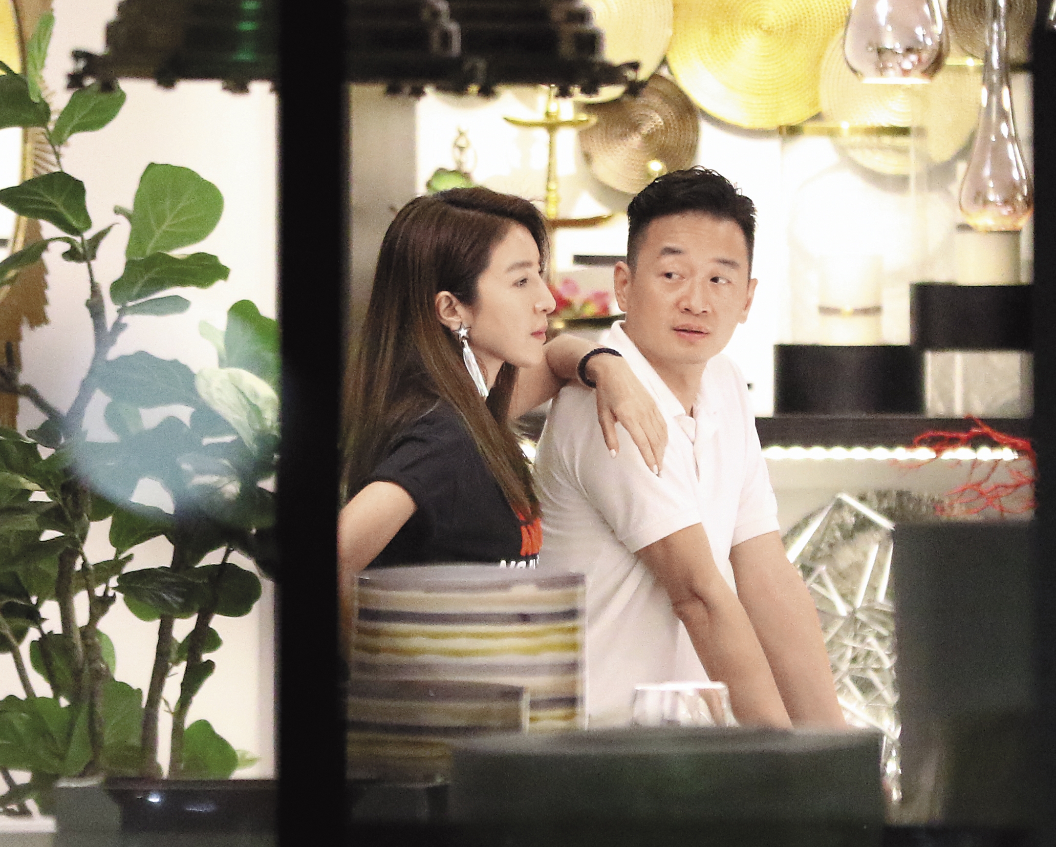 去年春天，楊謹華（左）跟Ben（右）透過友人認識交往，談情至今被讀者爆料恩愛擾鄰。此外Ben對她百般呵護。之前曾傳男方求婚，但女方否認。