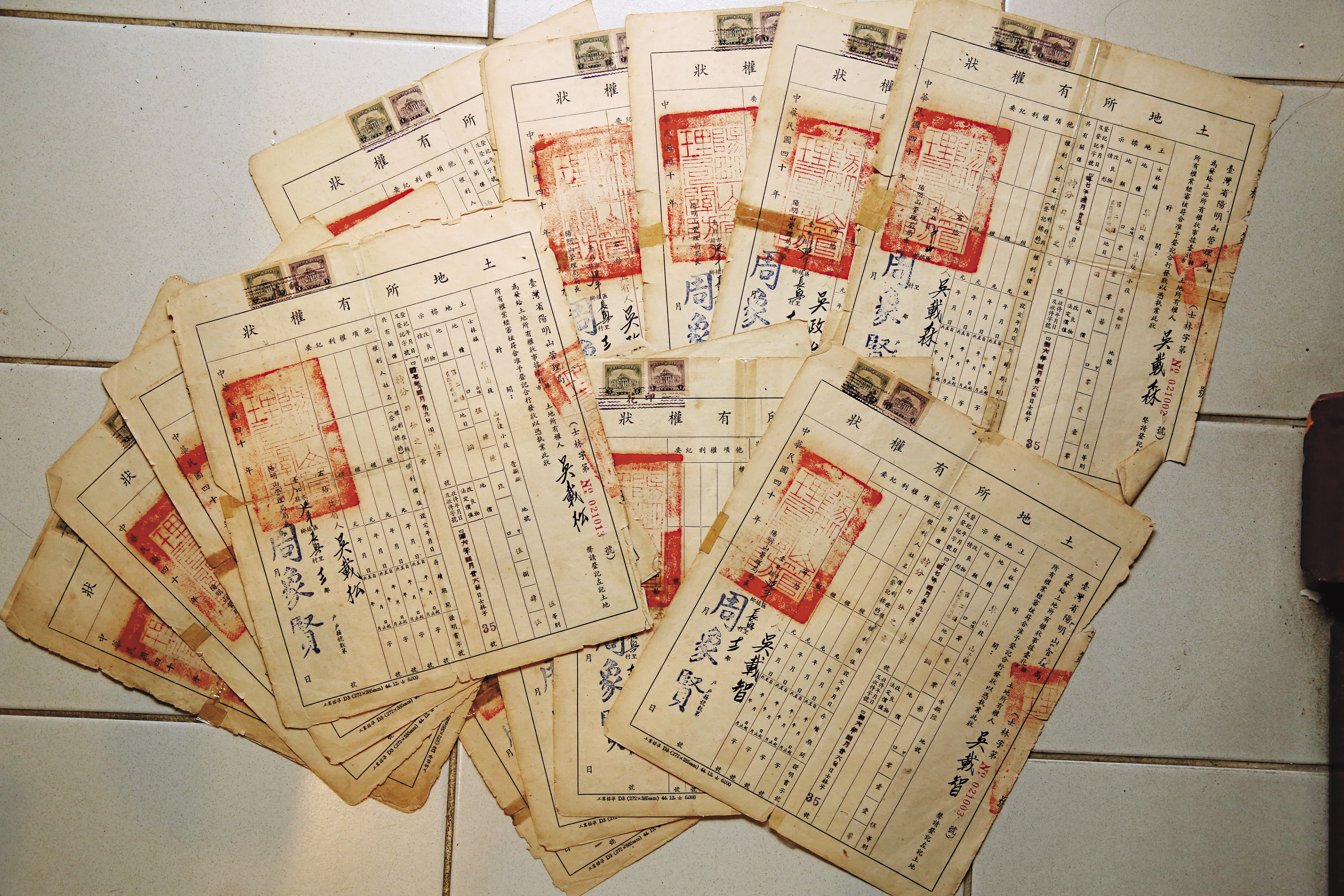 吳家擁有陽明山5筆土地的所有權狀，卻遭一紙不存在的公文否決，成為廢紙。