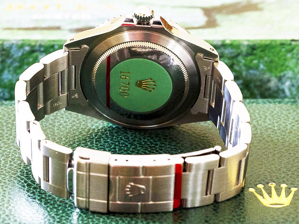 1990年代初至2000年的ROLEX新錶底蓋貼紙已改為綠底金字設計，錶釦上也開始出現紅色膠紙防止與錶帶互相碰撞刮傷，但錶身的膠膜依舊付之闕如，後者大約到2002年前後才出現。