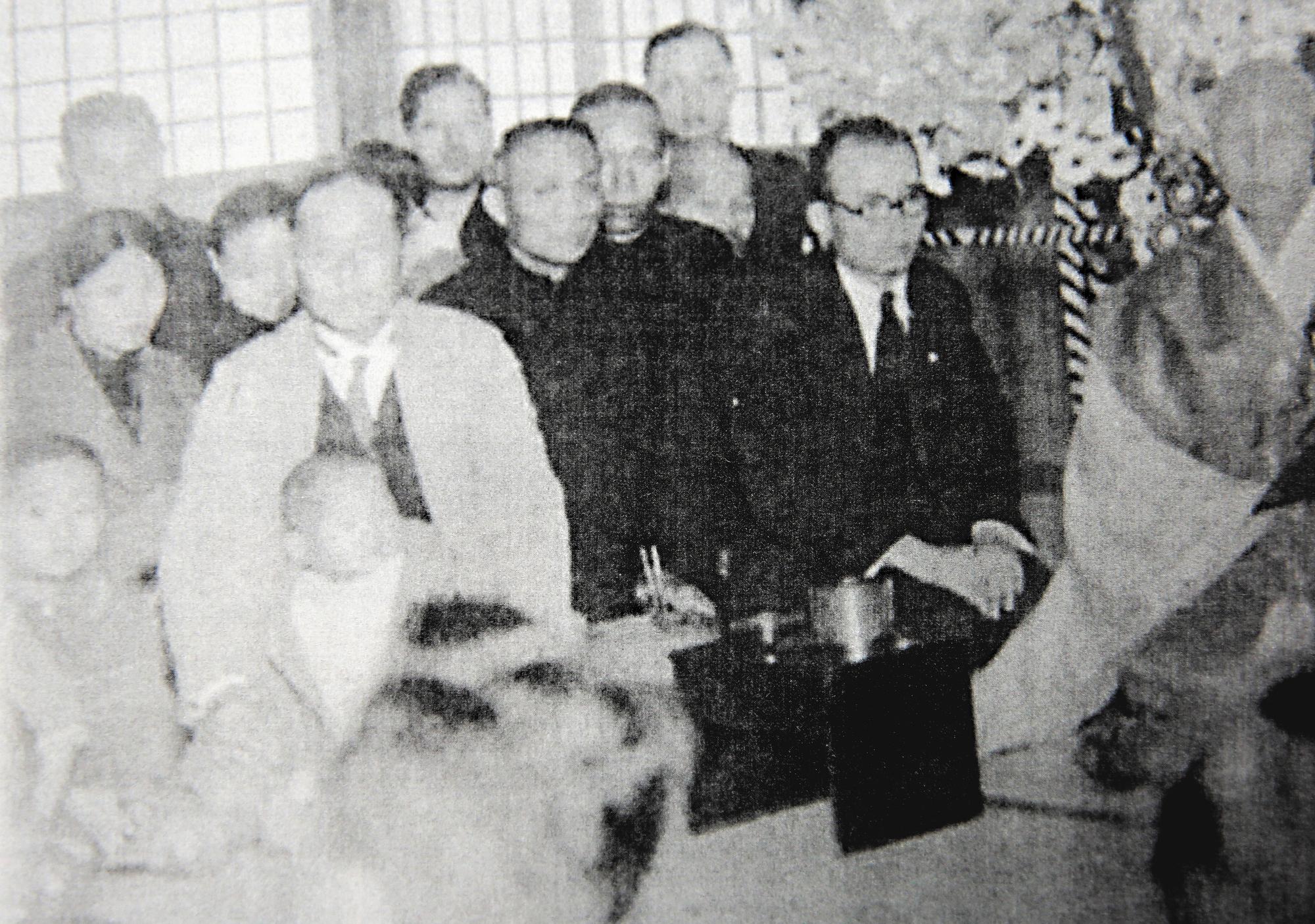 吳政雄父親吳萬榮（前排黑衣者）所購的土地，被祖父吳建喜（前排白衣者）盜賣給日本人。（吳政雄提供）